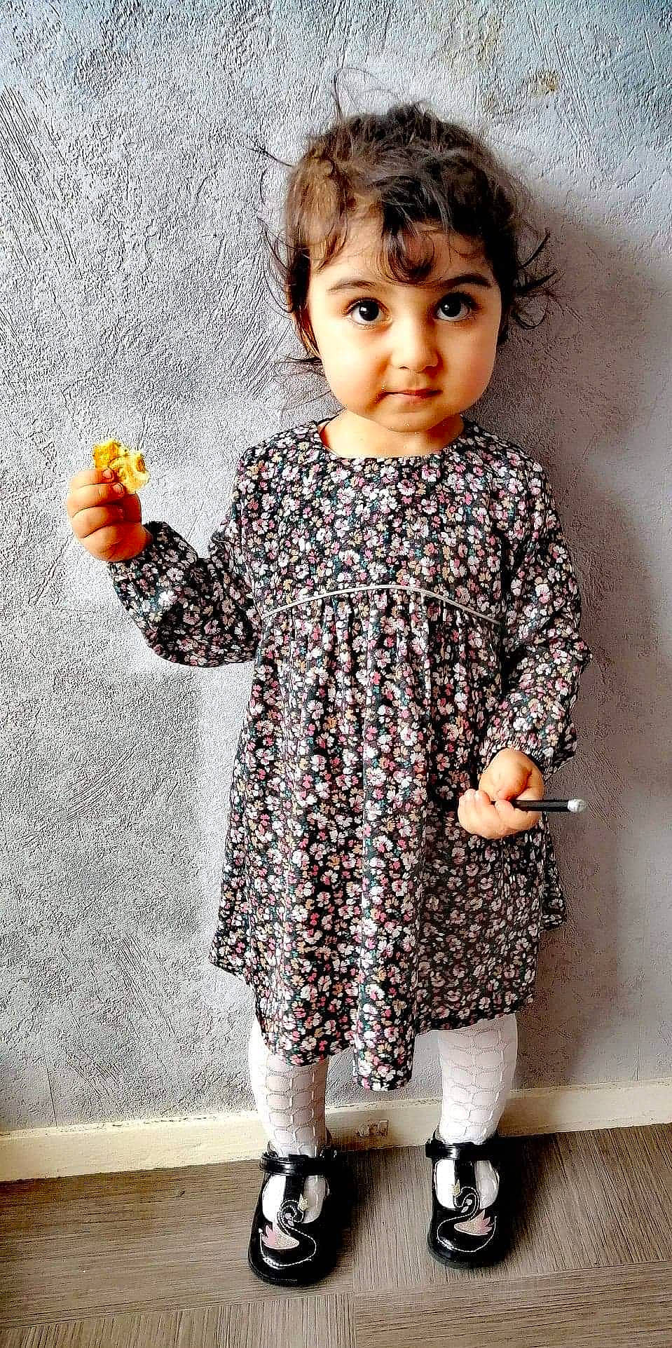 Angelina participe au concours pour gagner de l'argent avec cette photo : arm, baby_toddler_clothing, clothing, collar, dress, finger, gesture, hair, hand, human_body, joint, neck, outerwear, person, photograph, product, shoulder, sleeve, standing, toddler