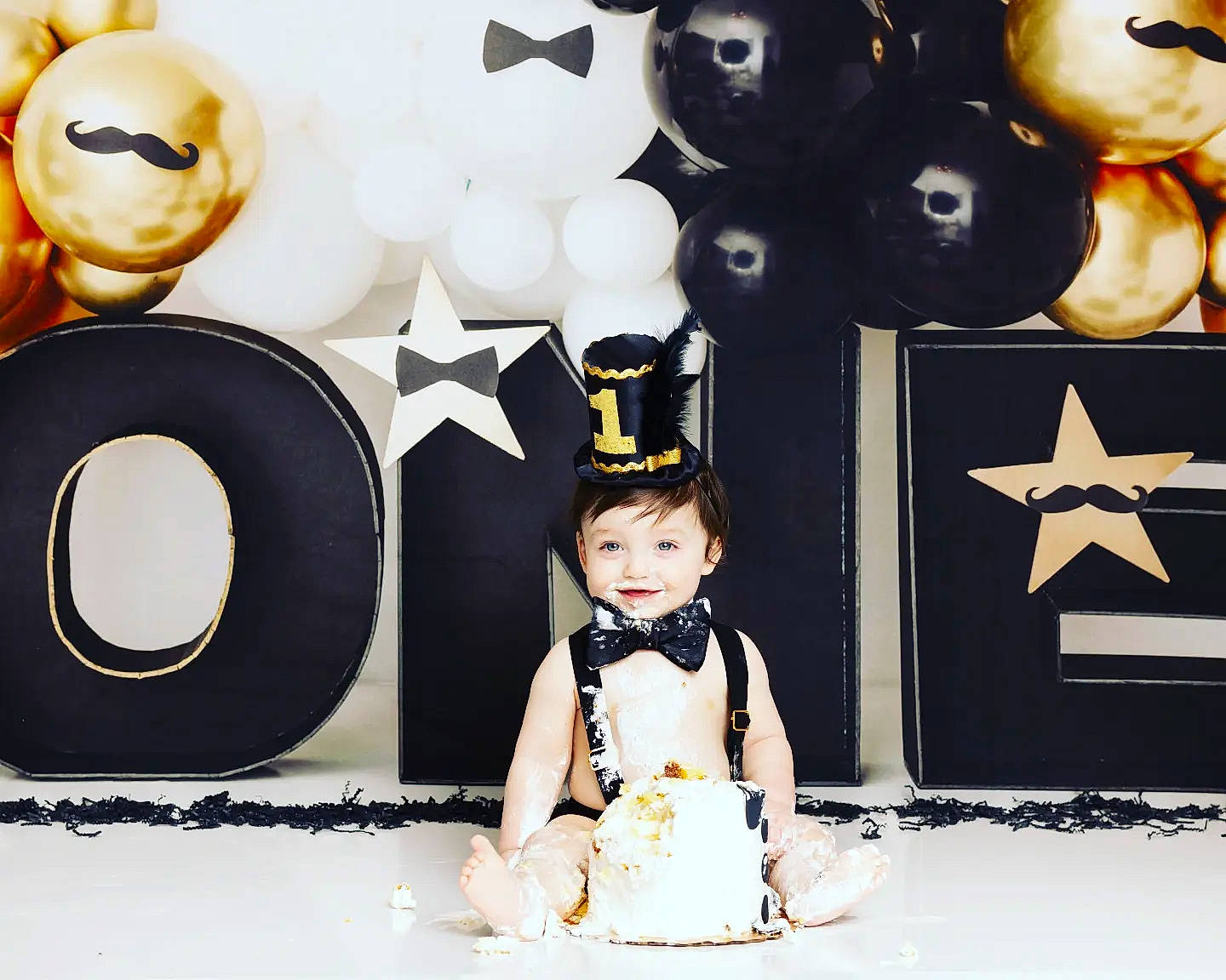 Luciano is registered to the contest to win money with this photo: art, cake, cake_decorating, cake_decorating_supply, circle, costume_hat, event, facial_expression, fashion_accessory, font, happy, hat, headgear, icing, joy, person, sugar_cake, textile, toddler, toy