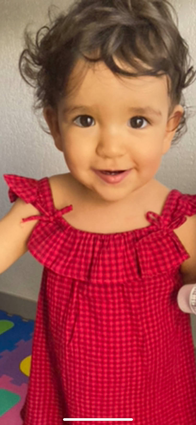 Clara a rejoint le concours — aidez-le/la à gagner de superbes lots ! baby_toddler_clothing, cheek, chin, clothing, eyebrow, eyelash, facial_expression, forehead, gesture, hair, hairstyle, happy, iris, joy, lip, neck, nose, organ, person, skin