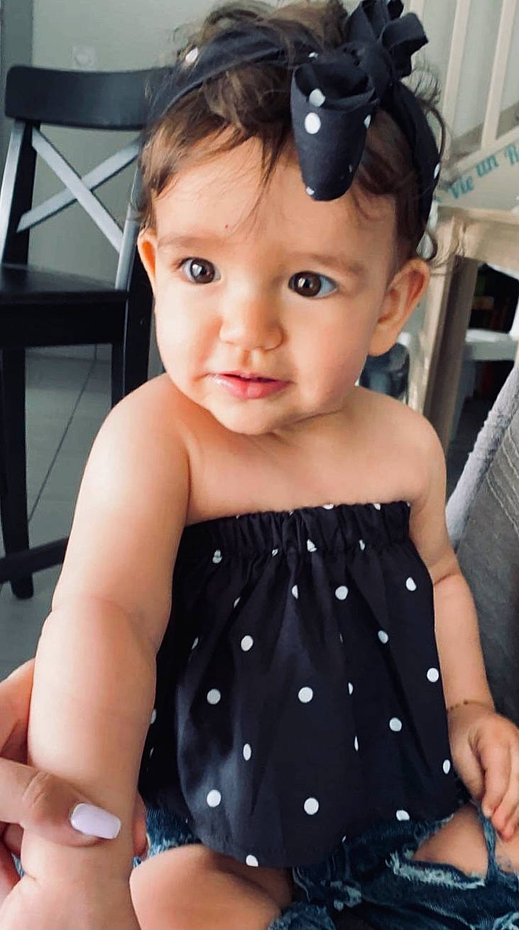 Clara participe au concours pour gagner de l'argent avec cette photo : baby_toddler_clothing, child, day_dress, electric_blue, eye, eyelash, finger, happy, headband, iris, neck, pattern, person, product, shoulder, skin, sleeve, thumb, toddler, trunk