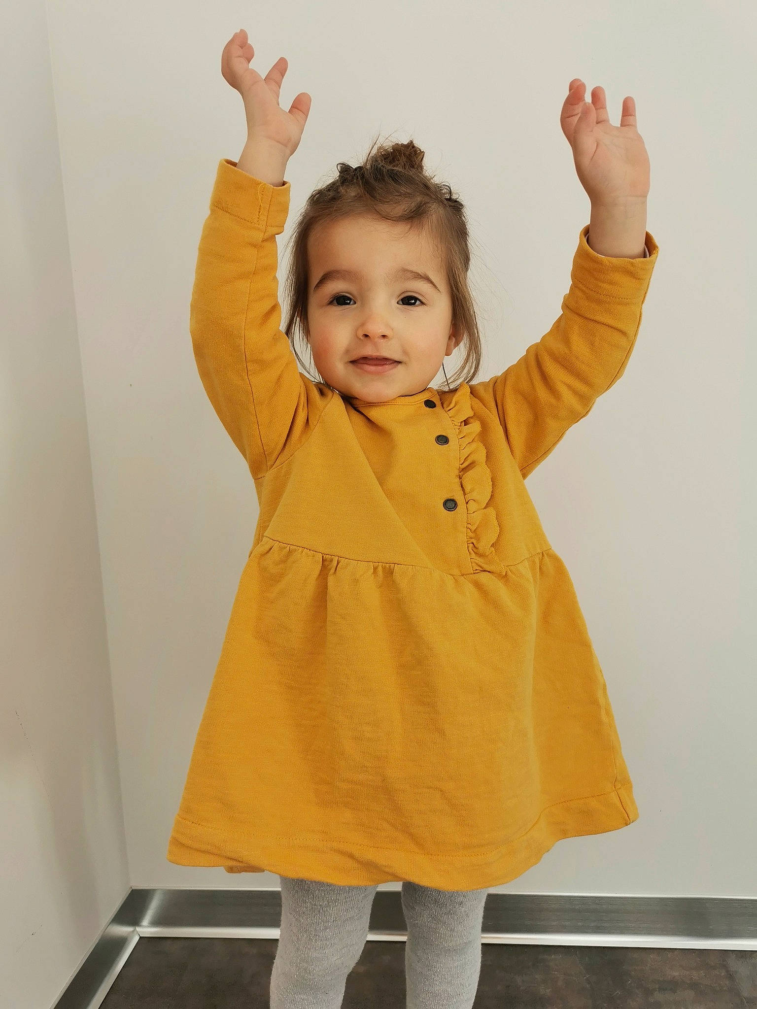 Lexie participe au concours pour gagner de l'argent avec cette photo : baby_toddler_clothing, dress, face, gesture, hair, hairstyle, happy, head, human_body, joint, neck, one_piece_garment, orange, person, shoulder, sleeve, smile, standing, t_shirt, thumb