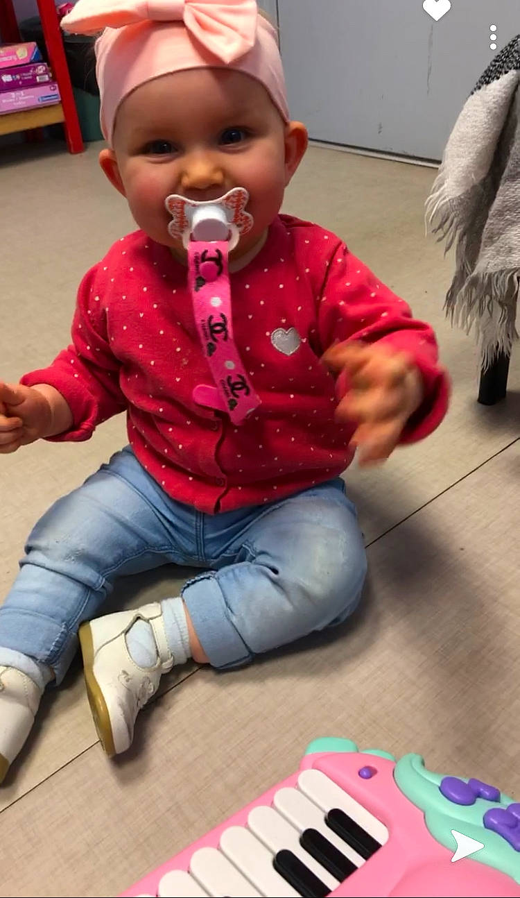 Elounna a rejoint le concours — aidez-le/la à gagner de superbes lots ! baby, baby_toddler_clothing, cap, electronic_musical_instrument, face, finger, fun, happy, headwear, jeans, keyboard, musical_keyboard, organ, person, photograph, piano, pink, skin, sleeve, smile