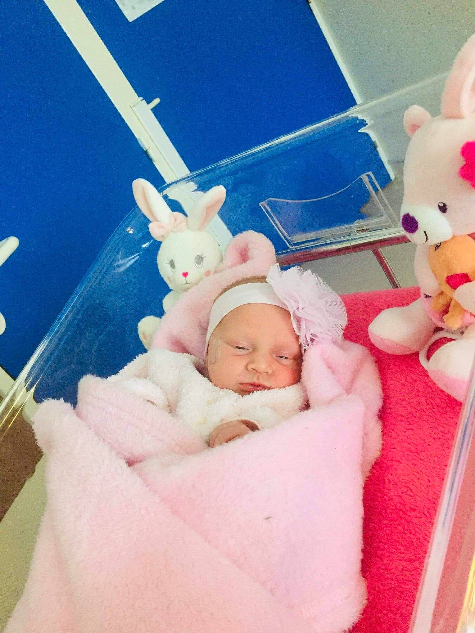 Elounna participe au concours pour gagner de l'argent avec cette photo : baby, baby_safety, baby_sleeping, baby_toddler_clothing, blue, child, comfort, hat, headwear, health_care, hospital, human_body, mammal, medical, medical_equipment, medical_procedure, person, pink, service, skin