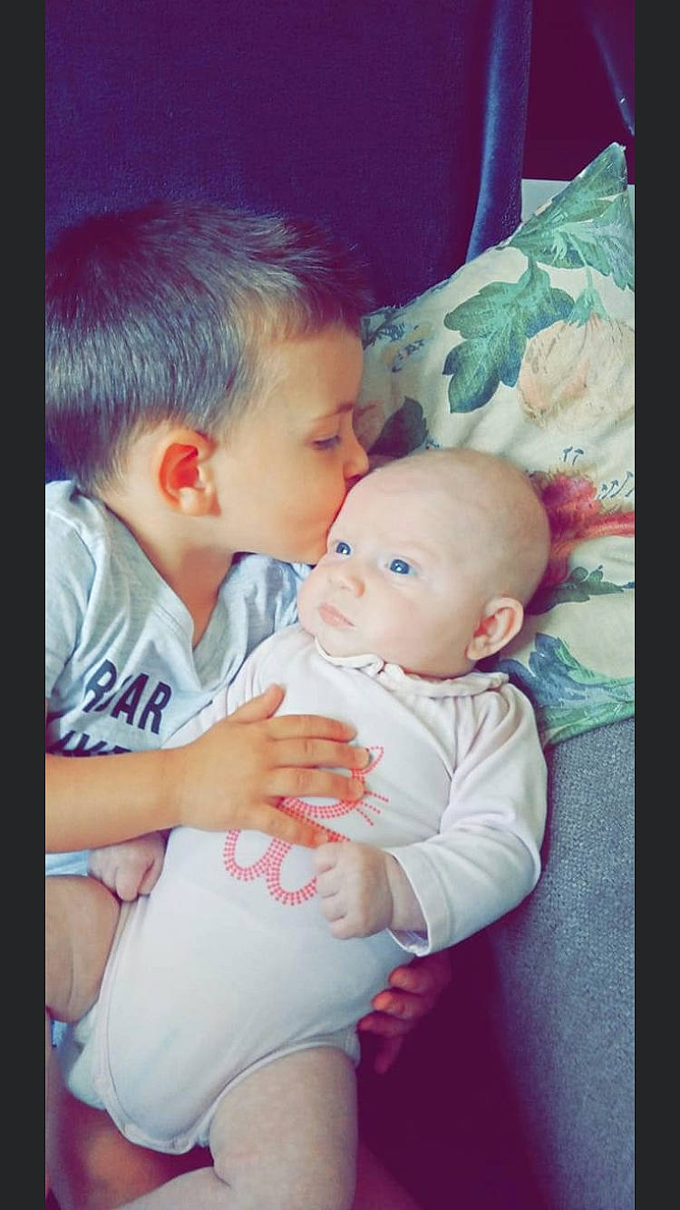 Elounna participe au concours pour gagner de l'argent avec cette photo : arm, azure, baby, baby_toddler_clothing, cheek, child, cool, flash_photography, gesture, hairstyle, hand, happy, iris, mouth, people_in_nature, person, pink, product, t_shirt, toddler