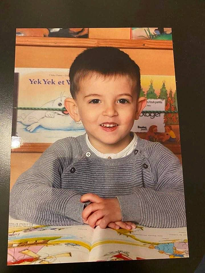 Kenzo participe au concours pour gagner de l'argent avec cette photo : art, artist, cheek, child, chin, design, forehead, fun, happy, illustration, joy, nose, paper, paper_product, pattern, person, room, smile, t_shirt, toddler