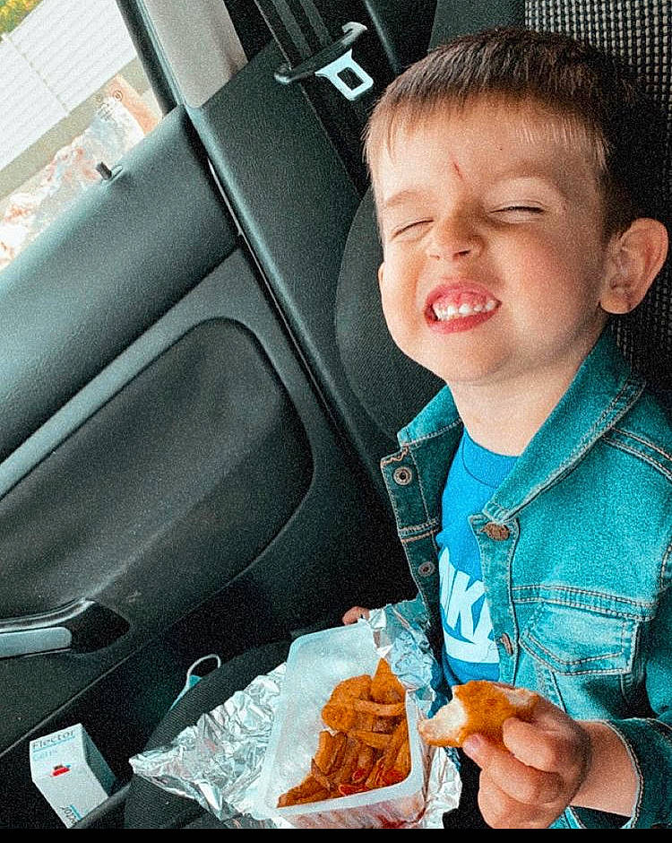 Kenzo a rejoint le concours — aidez-le/la à gagner de superbes lots ! auto_part, automotive_design, car, car_seat, car_seat_cover, cool, electric_blue, finger, food, gelato, happy, head_restraint, ice_cream, motor_vehicle, person, personal_luxury_car, snapshot, steering_wheel, toddler, vehicle