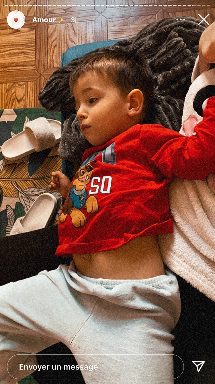 Kenzo participe au concours pour gagner de l'argent avec cette photo : black_hair, cheek, child, elbow, eye, finger, fun, hair, hairstyle, hand, happy, human_body, joint, leg, person, shorts, shoulder, skin, thigh, toddler