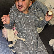 Alexia a rejoint le concours — aidez-le/la à gagner de superbes lots ! child, chocolate, couch, cozy, cute, dress, face, food, grey_dress, happy, home, indoor, person, pillow, playful, plush_toy, sitting, smiling, toddler, young_child