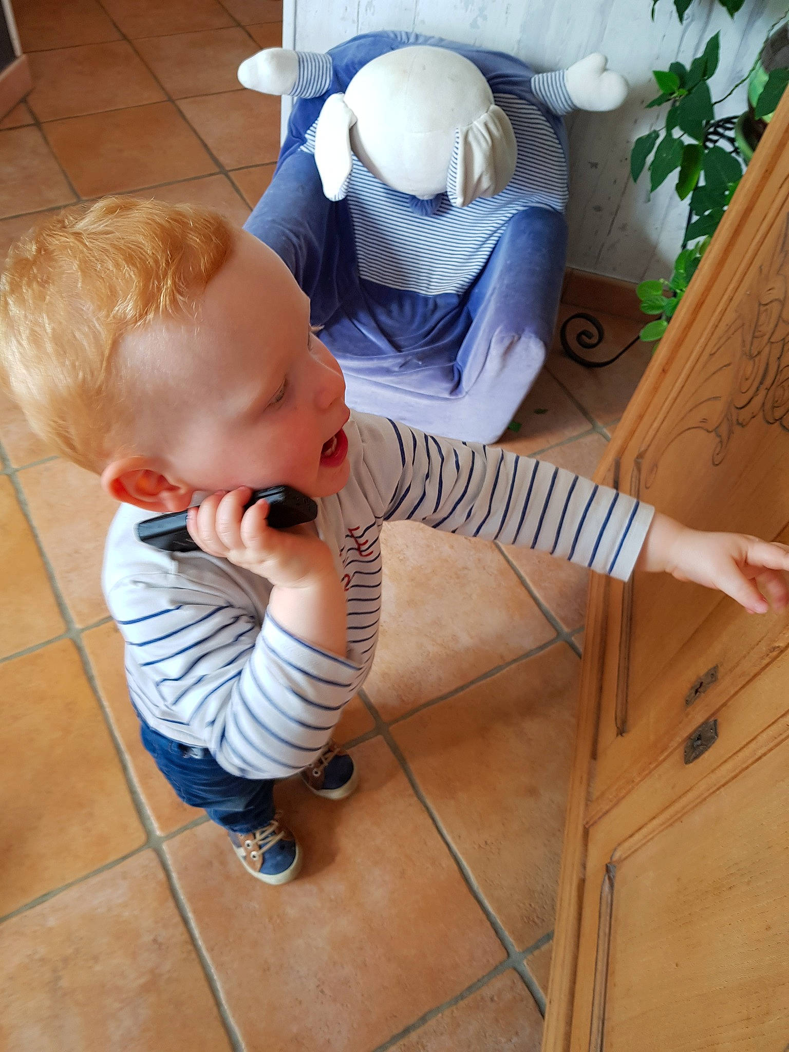 Corentin a rejoint le concours — aidez-le/la à gagner de superbes lots ! child, floor, flooring, hardwood, joy, leg, person, toddler, wood