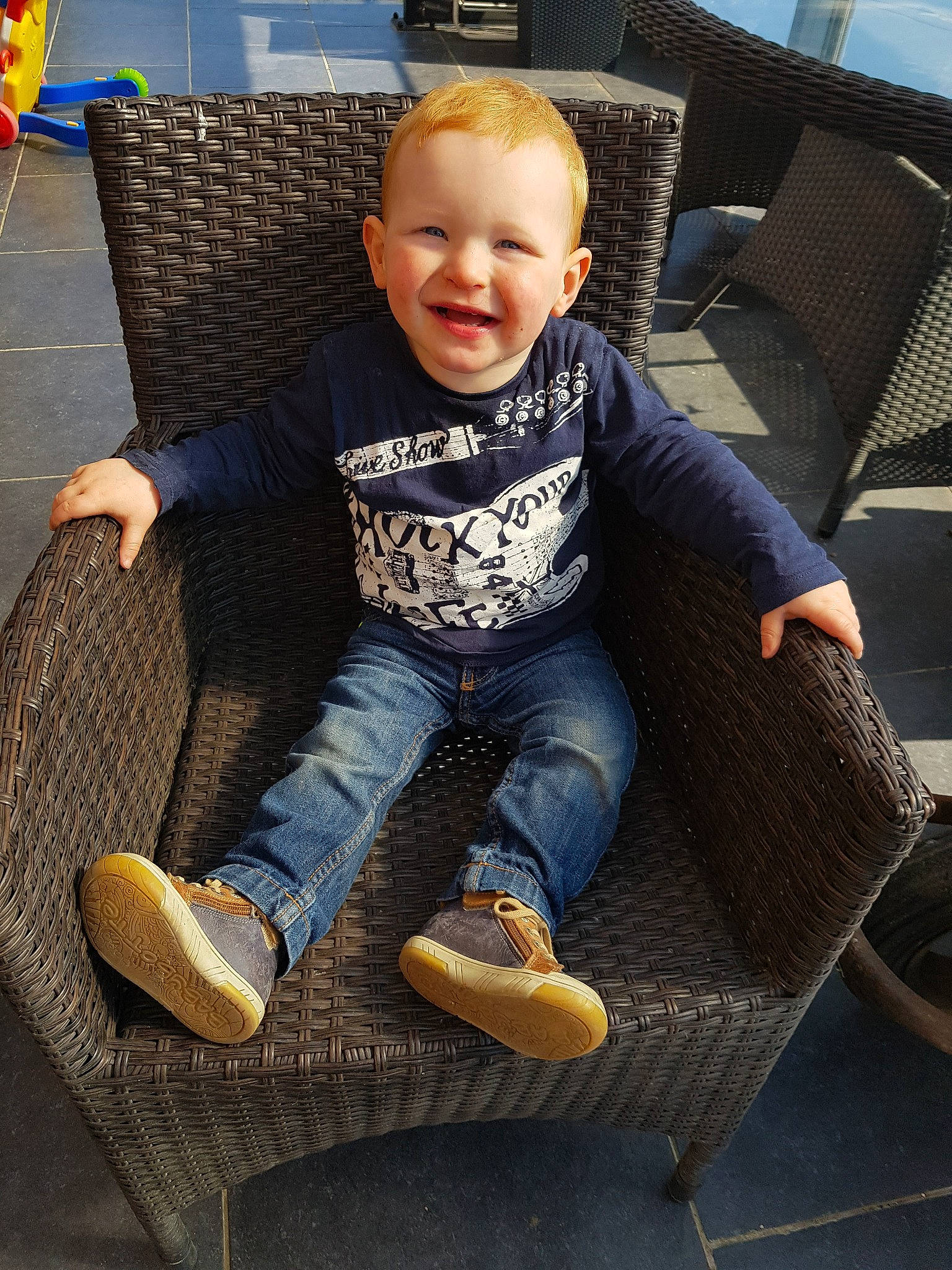 Corentin participe au concours pour gagner de l'argent avec cette photo : chair, child, fun, furniture, jeans, joy, person, play, shoe, sitting, toddler