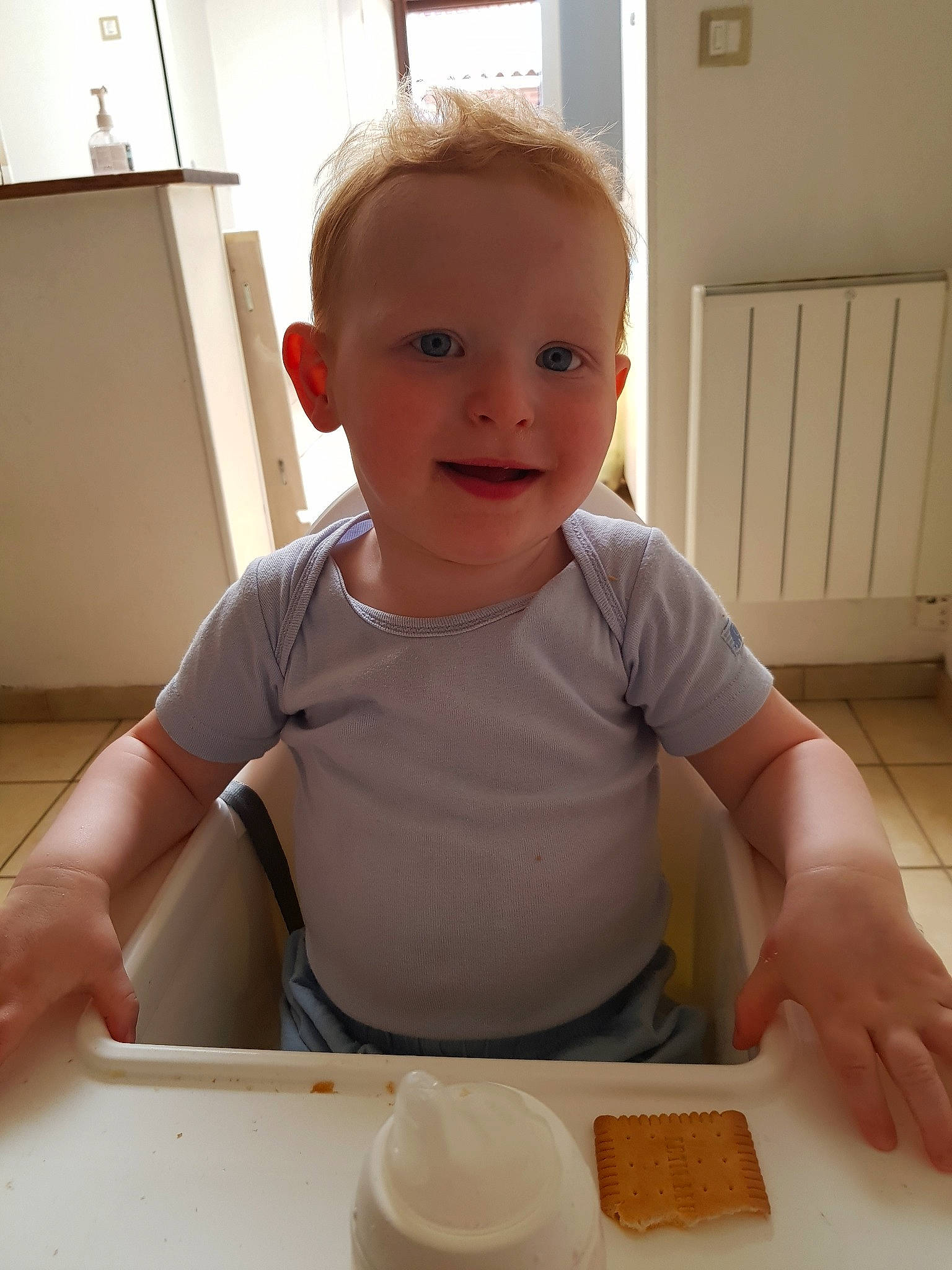 Corentin a rejoint le concours — aidez-le/la à gagner de superbes lots ! baby, child, eating, food, person, play, sitting, toddler