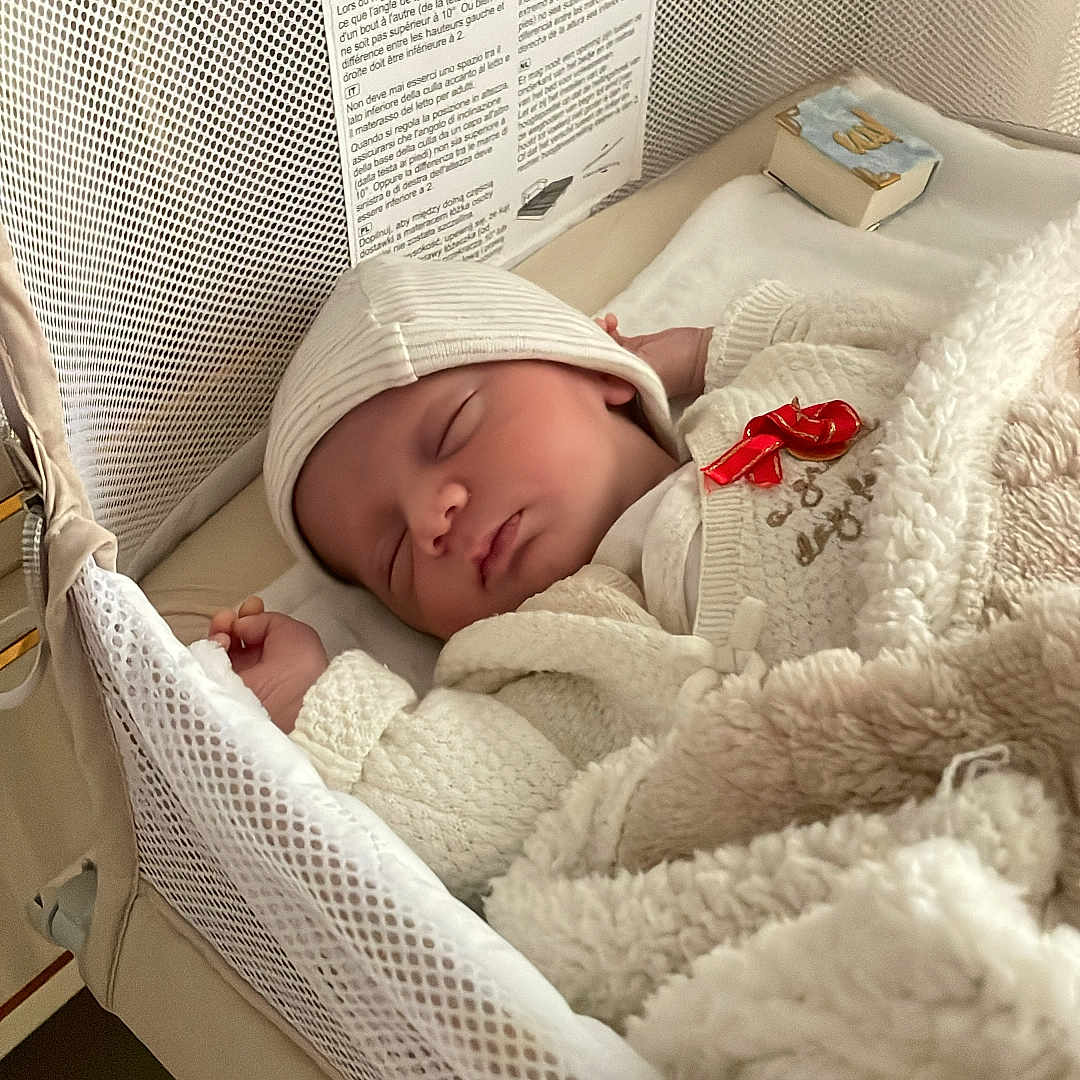 Karan participe au concours pour gagner de l'argent avec cette photo : baby, bed, blanket, child, comfort, cozy, crib, hat, indoor, infant, knitwear, mesh, newborn, pajamas, peaceful, person, rest, sleeping, soft, toddler