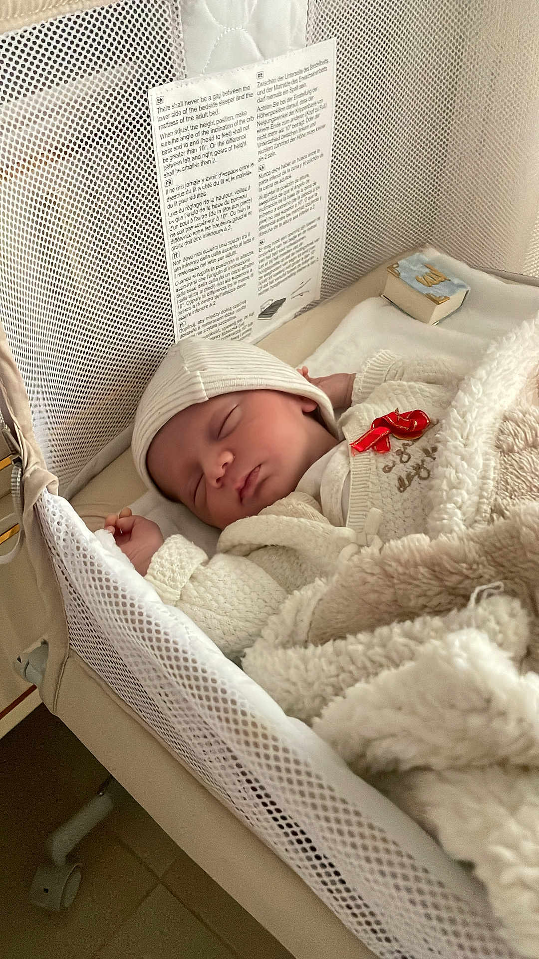Karan participe au concours pour gagner de l'argent avec cette photo : baby, bed, blanket, child, comfort, cozy, crib, hat, indoor, infant, knitwear, mesh, newborn, pajamas, peaceful, person, rest, sleeping, soft, toddler