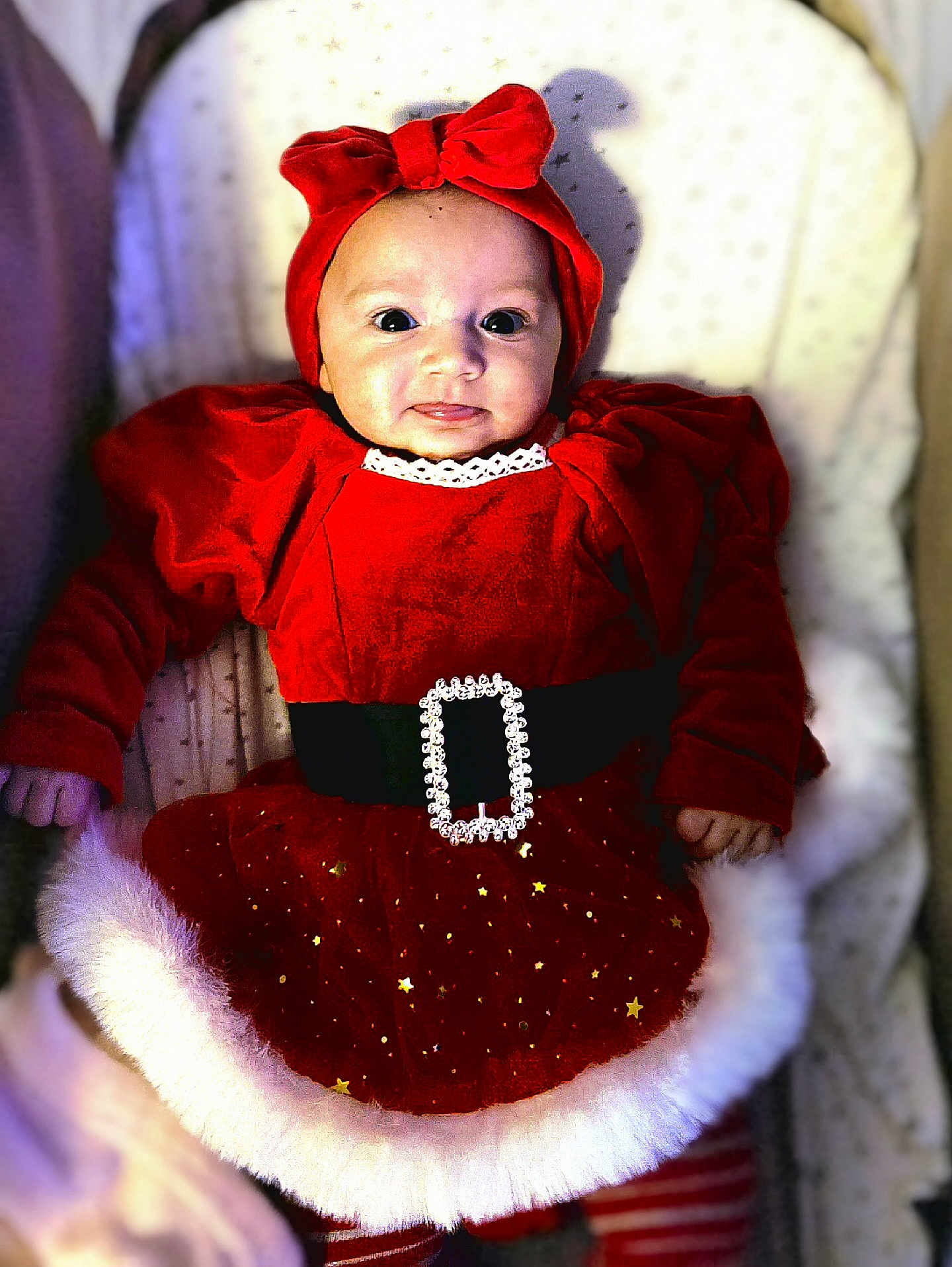 Clélya participe au concours pour gagner de l'argent avec cette photo : baby, infant, red_clothing, bow, headband, belt, sparkles, fur_trim, striped_socks, cushion, stars, portrait, smile, holiday_outfit, cute, cozy, lying_down, indoor, child, festive