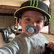 Elyas a rejoint le concours — aidez-le/la à gagner de superbes lots ! baby, cap, chair, child, clothing, curious, cute, face, furniture, hat, indoor, pacifier, person, portrait, room, selfie, sweater, table, toddler, window