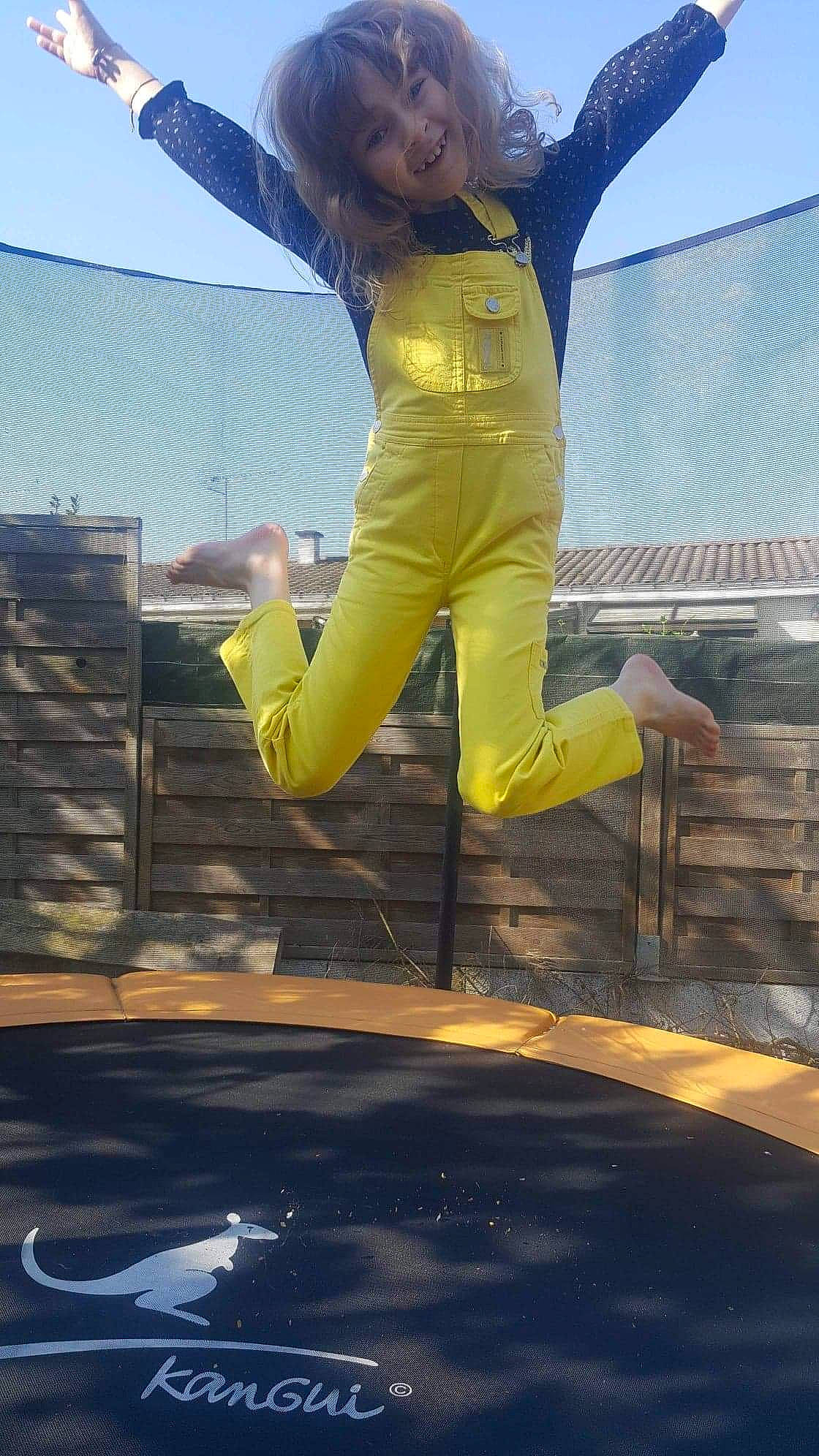 Camélia participe au concours pour gagner de l'argent avec cette photo : fun, joy, jumping, person, sky, trampoline, trampolining, trampolining_equipment_and_supplies, yellow
