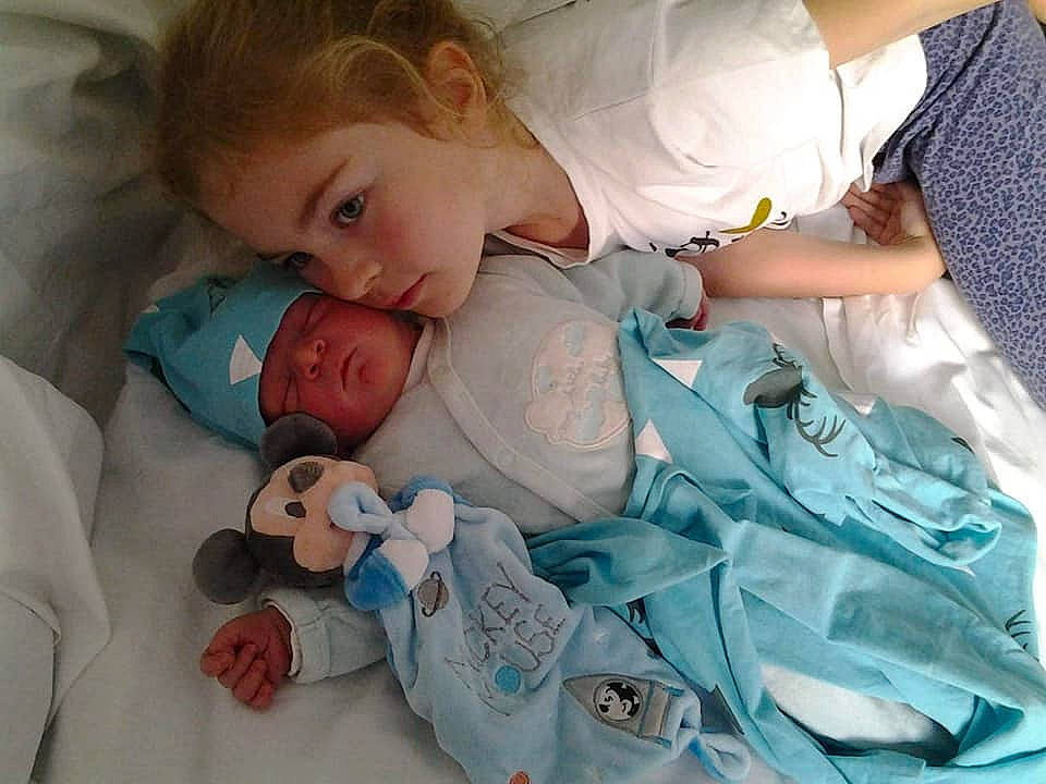 Camélia a rejoint le concours — aidez-le/la à gagner de superbes lots ! baby, baby_sleeping, birth, child, childbirth, headwear, person, sleep, toddler