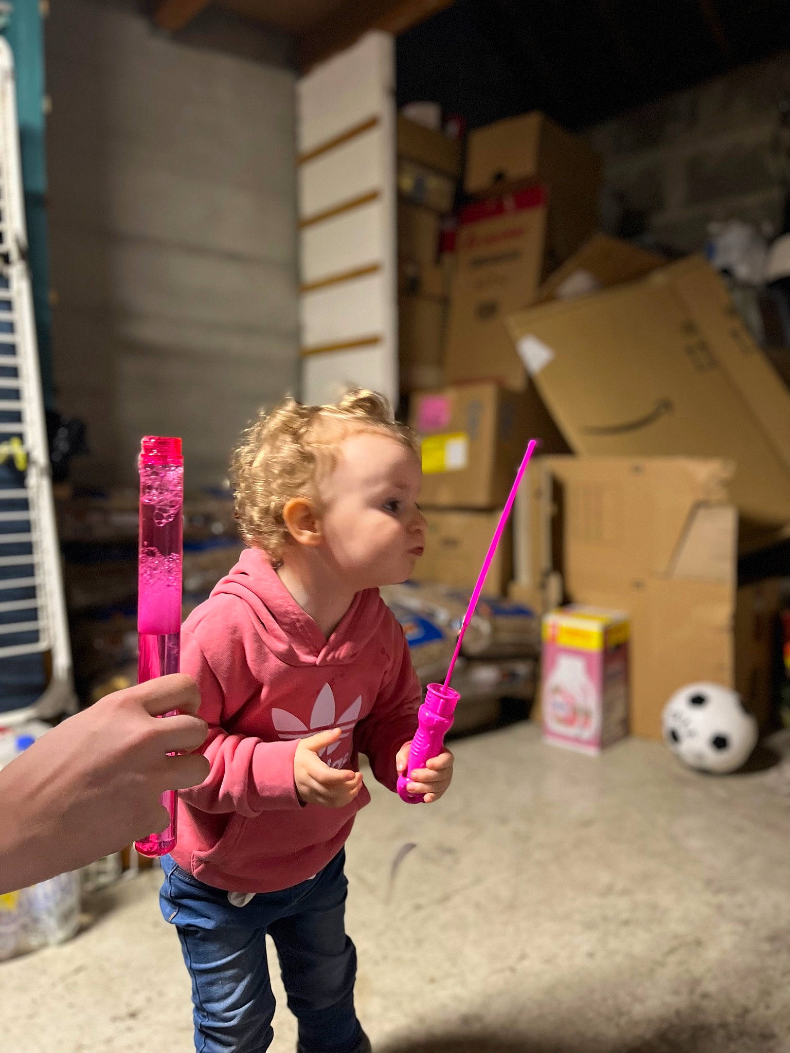 Alyssa participe au concours pour gagner de l'argent avec cette photo : ball, child, city, entertainment, event, flooring, football, fun, happy, leisure, outdoor_play_equipment, person, play, recreation, soccer, soil, street, t_shirt, toddler