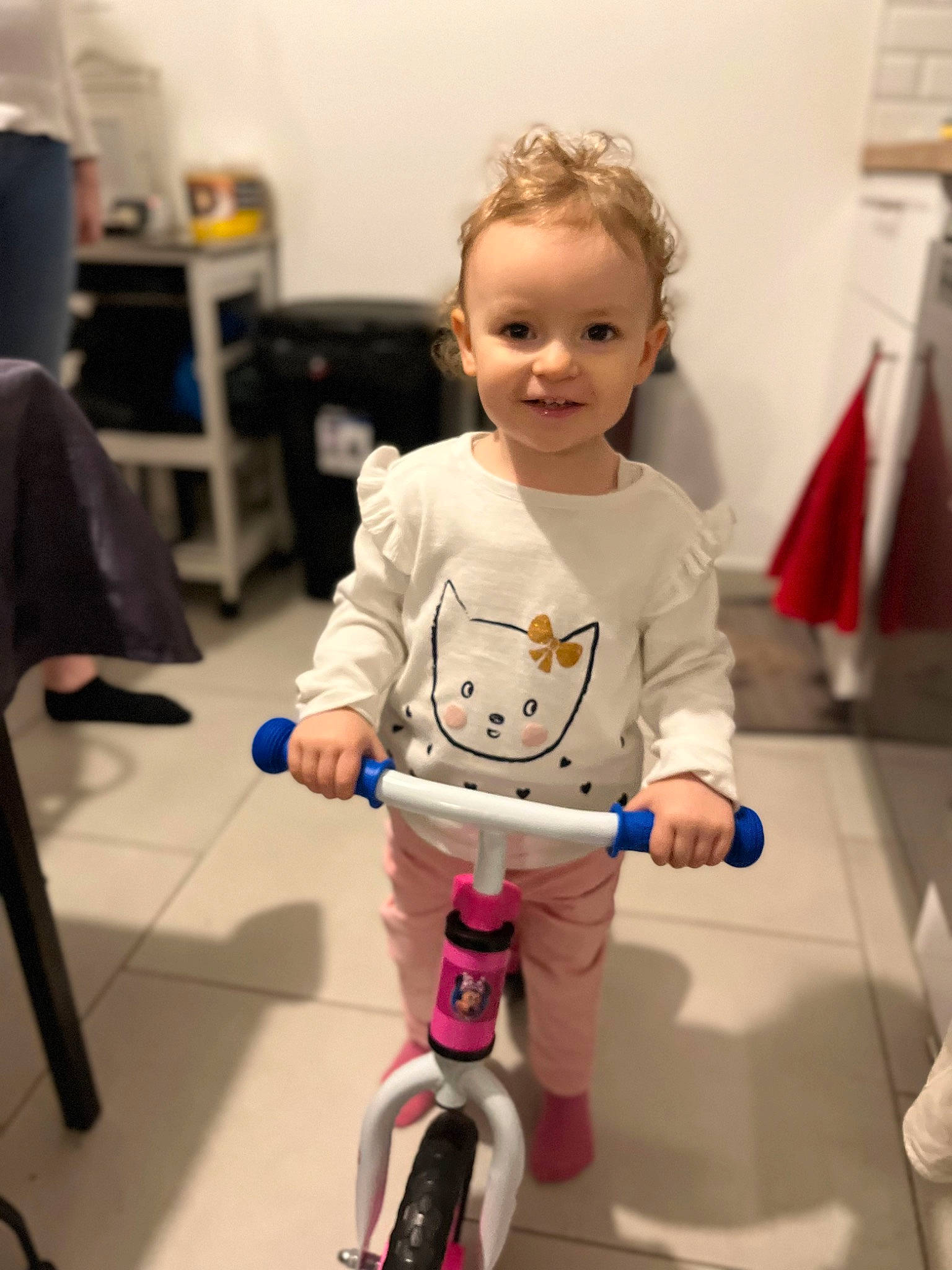 Alyssa a rejoint le concours — aidez-le/la à gagner de superbes lots ! bicycle, bicycle_accessory, bicycle_fork, bicycle_frame, bicycle_handlebar, bicycle_part, bicycle_tire, bicycles_equipment_and_supplies, cycling, flag, flooring, happy, joint, joy, person, skin, smile, sports_equipment, standing, tire
