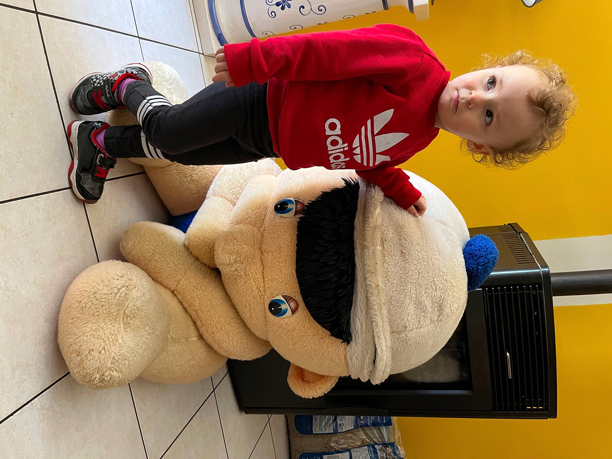 Alyssa participe au concours pour gagner de l'argent avec cette photo : baby_toddler_clothing, carmine, child, comfort, glove, hat, knee, person, personal_protective_equipment, plush, red, sleeve, sock, sportswear, stuffed_toy, thigh, thumb, toddler, toy, wool
