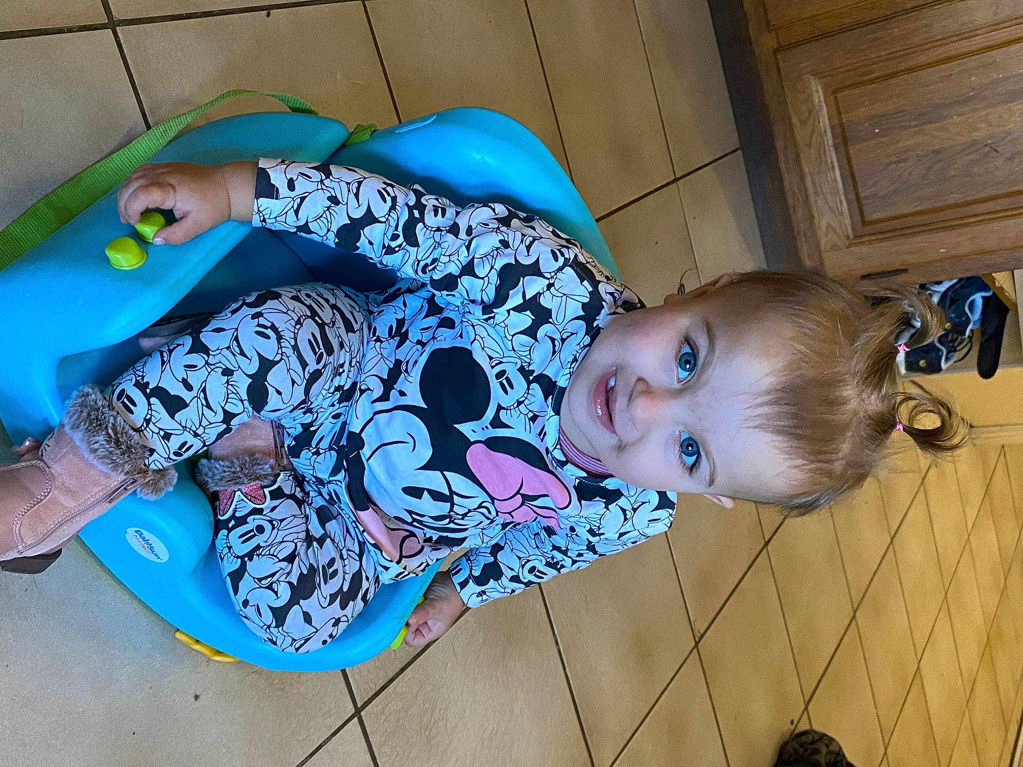 Amélia a rejoint le concours — aidez-le/la à gagner de superbes lots ! baby, baby_toddler_clothing, child, cool, electric_blue, flooring, fun, green, headgear, leisure, pattern, person, sitting, skateboard, skateboard_truck, skateboarder, skateboarding_equipment, sports_equipment, toddler, vertebrate