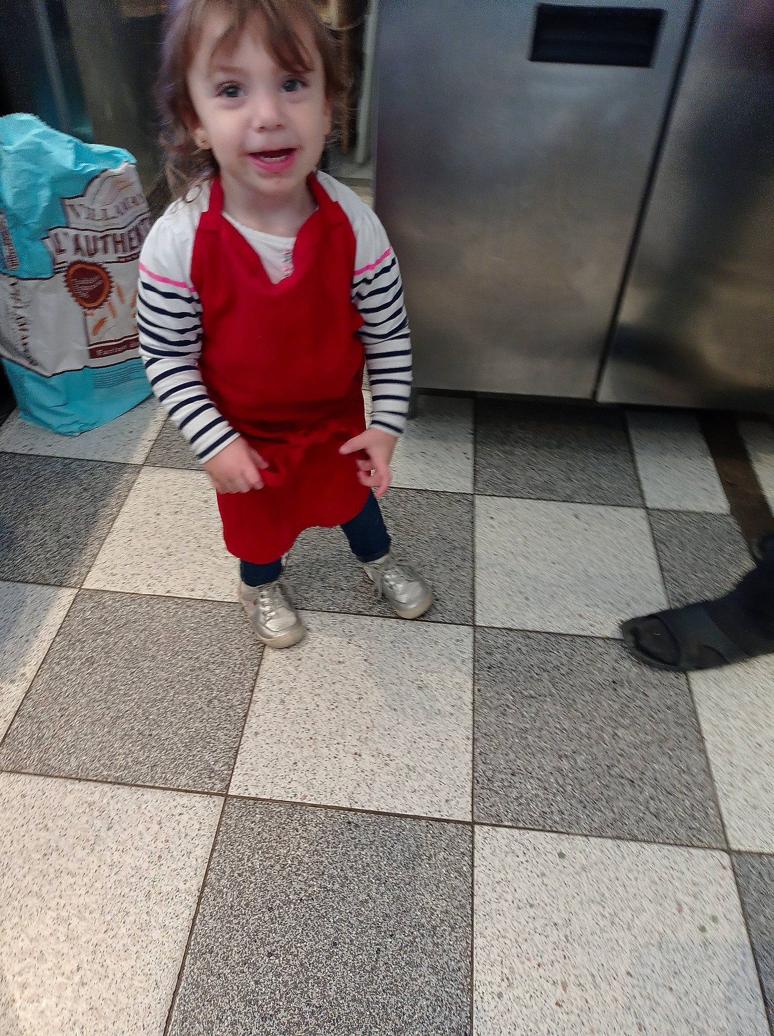 Beatriz a rejoint le concours — aidez-le/la à gagner de superbes lots ! ankle, baby, baby_toddler_clothing, bangs, child, floor, flooring, person, plastic_bag, shoe, sock, toddler, walking_shoe