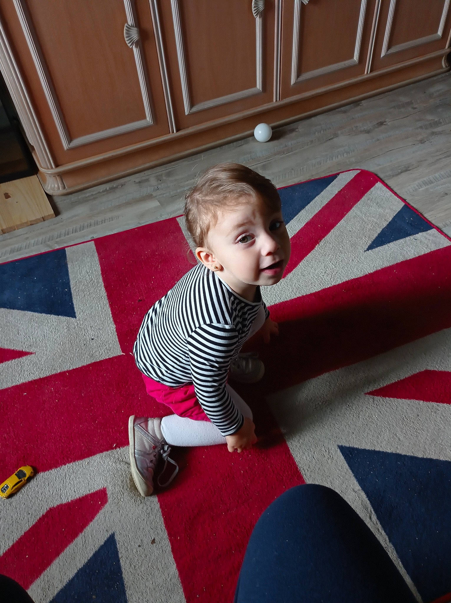 Beatriz a rejoint le concours — aidez-le/la à gagner de superbes lots ! baby, baby_toddler_clothing, carpet, child, crawling, floor, flooring, home, long_sleeved_t_shirt, mat, molding, nose, pattern, person, play, red, sock, toddler, varnish, wood