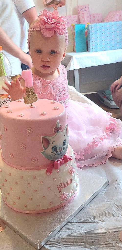 Giulia a rejoint le concours — aidez-le/la à gagner de superbes lots ! baby, baby_toddler_clothing, baked_goods, birthday_cake, buttercream, cake, cake_decorating, cake_decorating_supply, dessert, dress, food, green, headwear, person, pink, serveware, sugar_cake, sugar_paste, sweetness, toddler