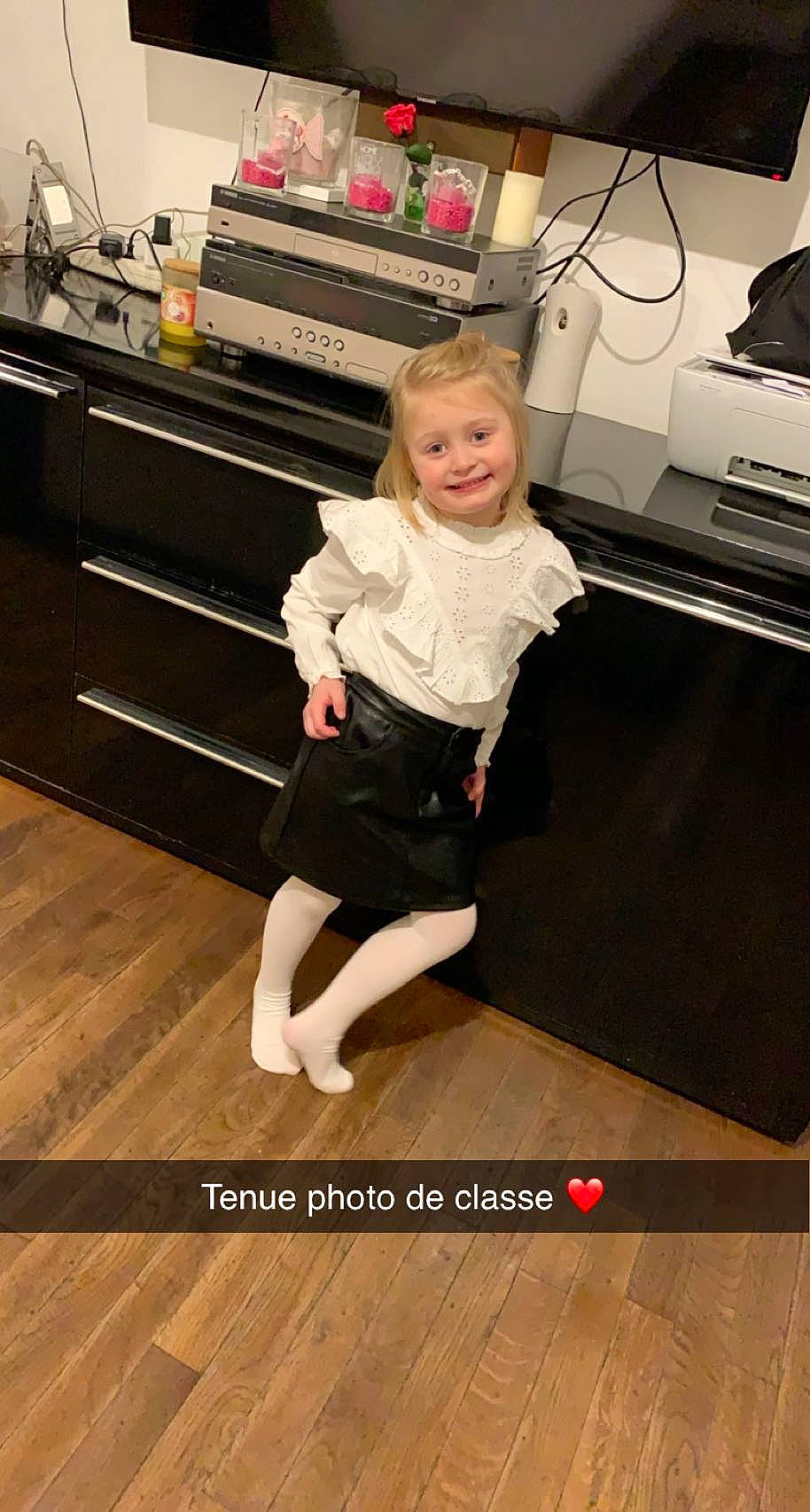 Louise a rejoint le concours — aidez-le/la à gagner de superbes lots ! countertop, drawer, flash_photography, floor, flooring, happy, hardwood, home_appliance, joy, keyboard, kitchen, kitchen_appliance, leg, person, pianist, shorts, smile, standing, t_shirt, thigh