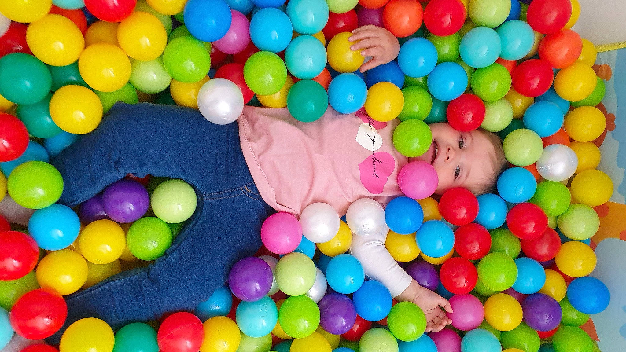 Elyna a rejoint le concours — aidez-le/la à gagner de superbes lots ! art, ball, ball_pit, balloon, candy, circle, colorfulness, confectionery, cuisine, dessert, event, food, food_additive, icing, ingredient, mixture, pattern, person, snack, staple_food