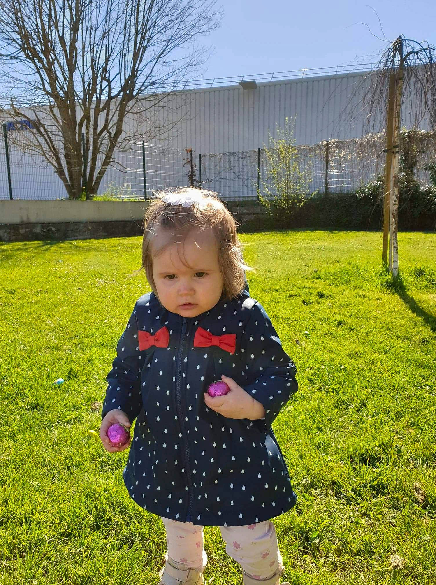 Elyna participe au concours pour gagner de l'argent avec cette photo : baby_toddler_clothing, child, fence, fun, grass, grass_family, grassland, happy, lawn, leaf, meadow, pattern, people_in_nature, person, plant, play, shrub, sky, sleeve, toddler