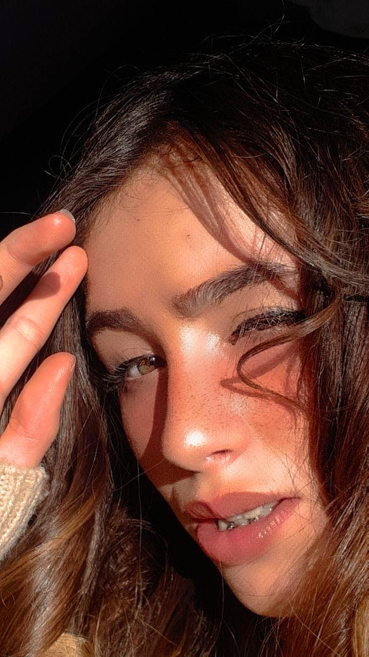 Lisa a rejoint le concours — aidez-le/la à gagner de superbes lots ! brown, cheek, ear, eye, eyebrow, eyelash, flash_photography, forehead, gesture, hair, human_body, iris, jaw, lip, mouth, muscle, neck, nose, organ, person