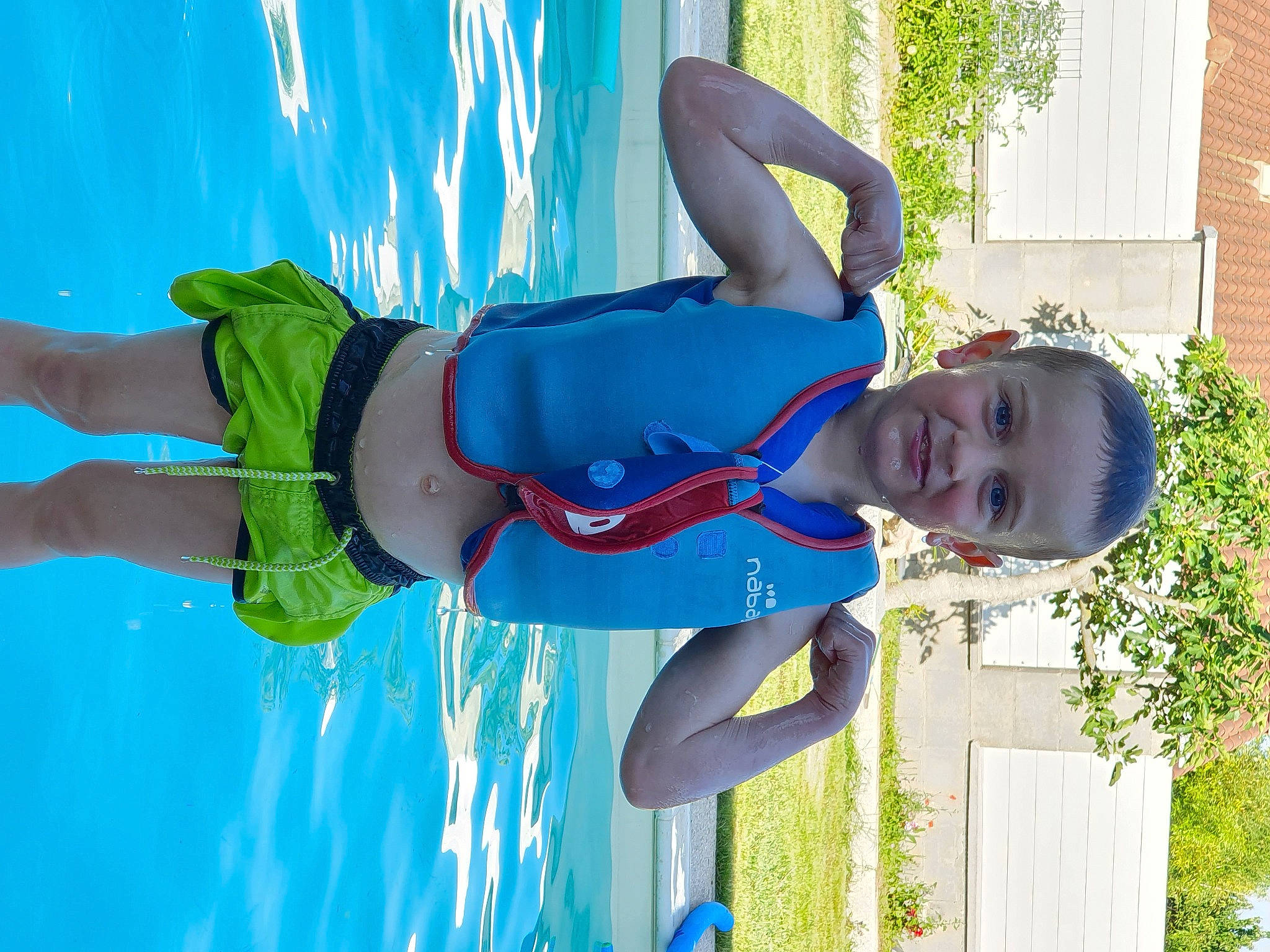 Bastien participe au concours pour gagner de l'argent avec cette photo : azure, blue, electric_blue, fun, joy, leisure, person, recreation, summer, vacation, water, wetsuit