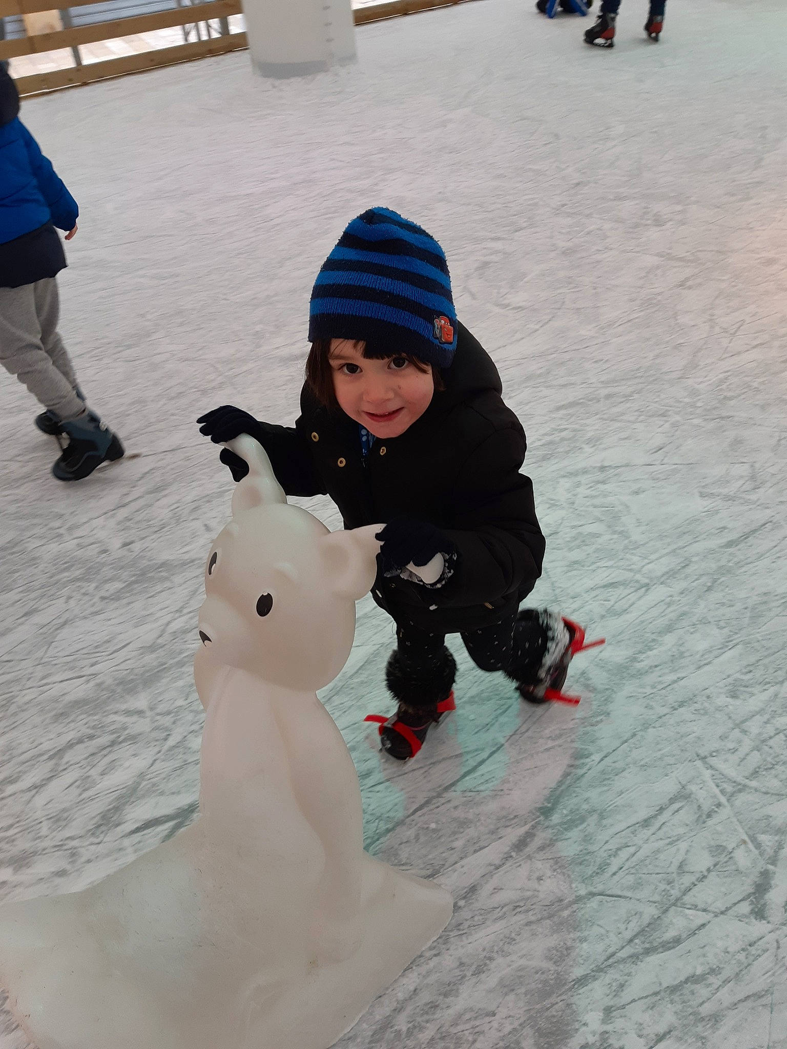 Flora participe au concours pour gagner de l'argent avec cette photo : child, freezing, ice, ice_rink, ice_skate, ice_skating, person, play, playing_in_the_snow, recreation, skating, snow, vacation, winter, winter_sport