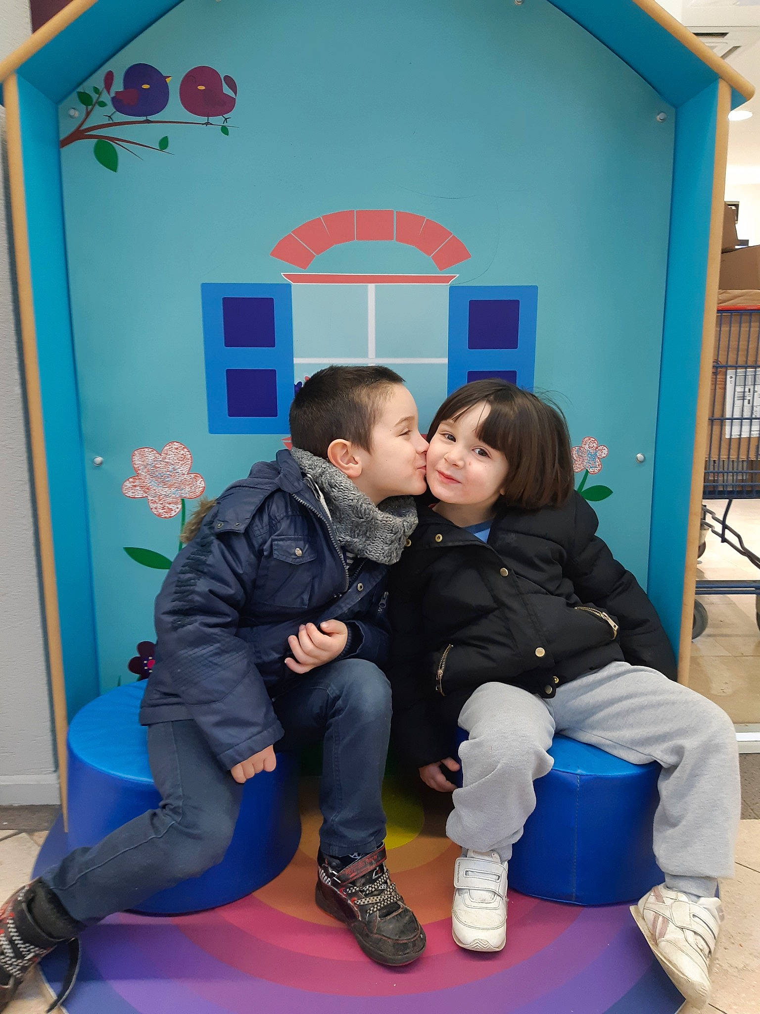 Flora participe au concours pour gagner de l'argent avec cette photo : blue, child, happy, house, interaction, leisure, person, photography, play, recreation, room, sitting, toddler, vacation, yellow