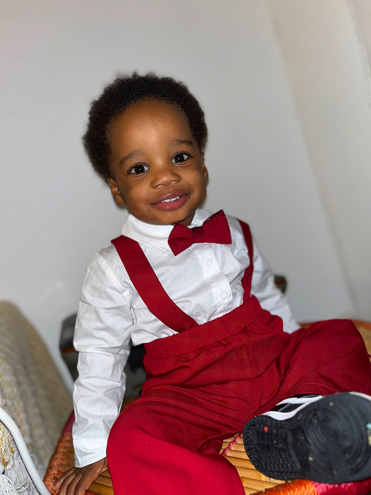 Logän participe au concours pour gagner de l'argent avec cette photo : baby_toddler_clothing, carmine, child, collar, comfort, dress, flash_photography, flooring, formal_wear, happy, human_body, human_leg, joy, knee, person, sitting, sleeve, smile, sock, thigh