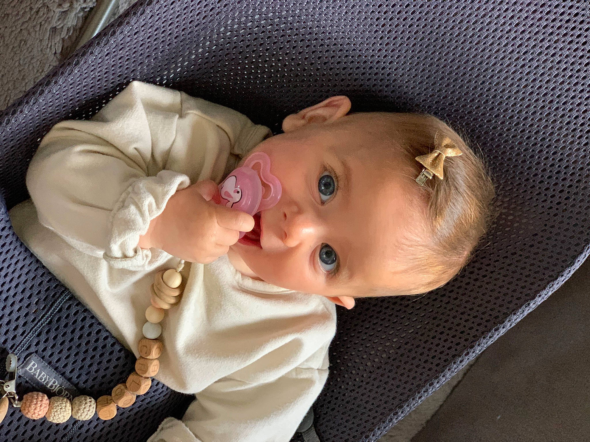 Chloé a rejoint le concours — aidez-le/la à gagner de superbes lots ! baby, baby_products, baby_safety, baby_toddler_clothing, cheek, child, chin, collar, comfort, eye, iris, linens, lip, mouth, nose, person, sitting, sleeve, smile, surprise