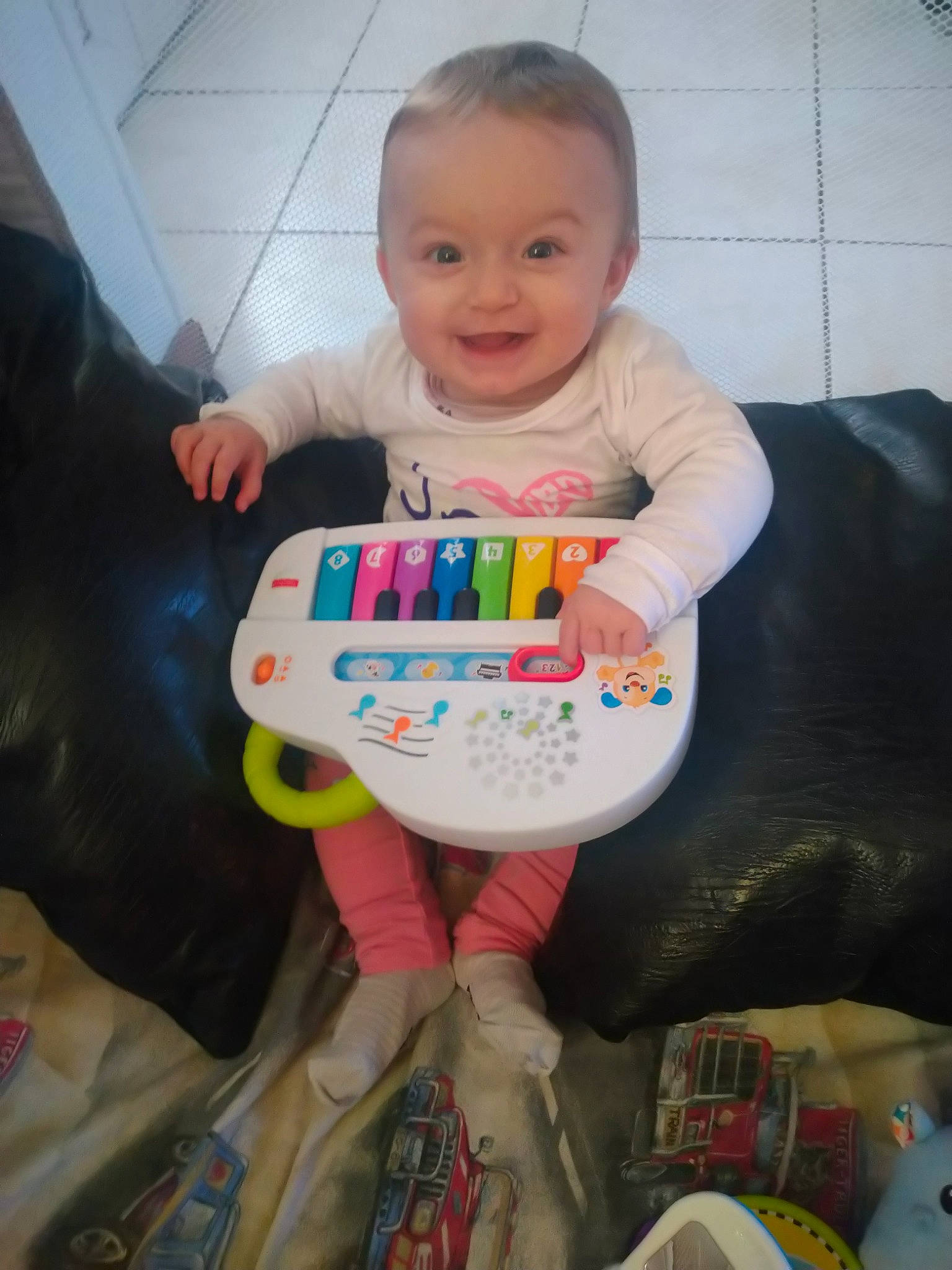 Kelsy a rejoint le concours — aidez-le/la à gagner de superbes lots ! baby, child, fun, joy, person, play, sitting, skin, smile, toddler, toy