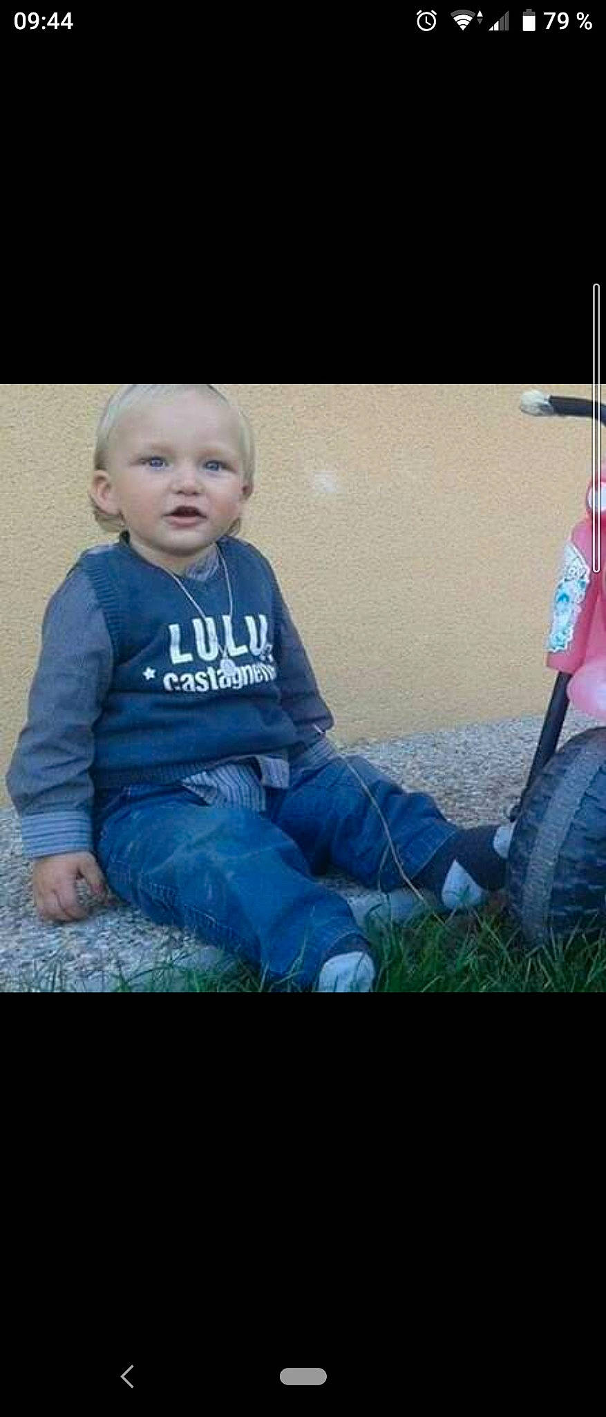 Kylyan a rejoint le concours — aidez-le/la à gagner de superbes lots ! cheek, child, cool, denim, grass, happy, jeans, male, person, photo_caption, photography, plant, play, sitting, smile, t_shirt, toddler