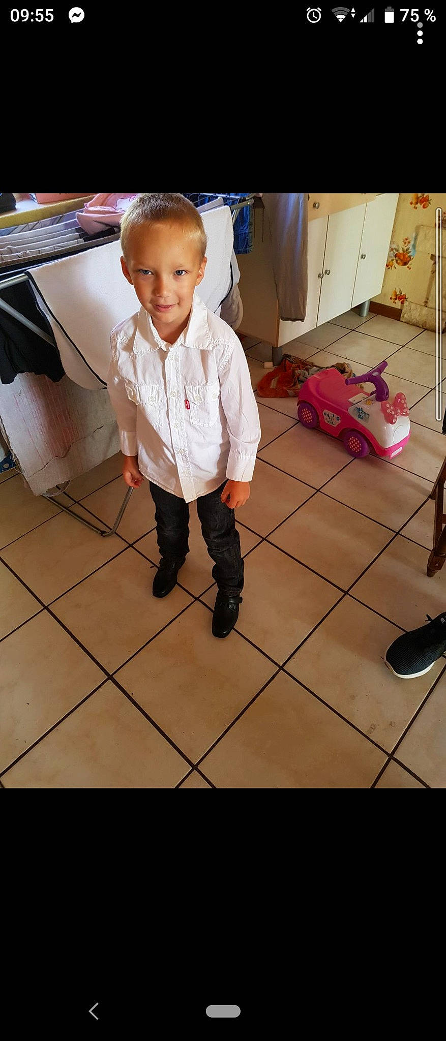 Kylyan participe au concours pour gagner de l'argent avec cette photo : child, floor, flooring, footwear, leg, outerwear, person, shoe, thigh, toddler