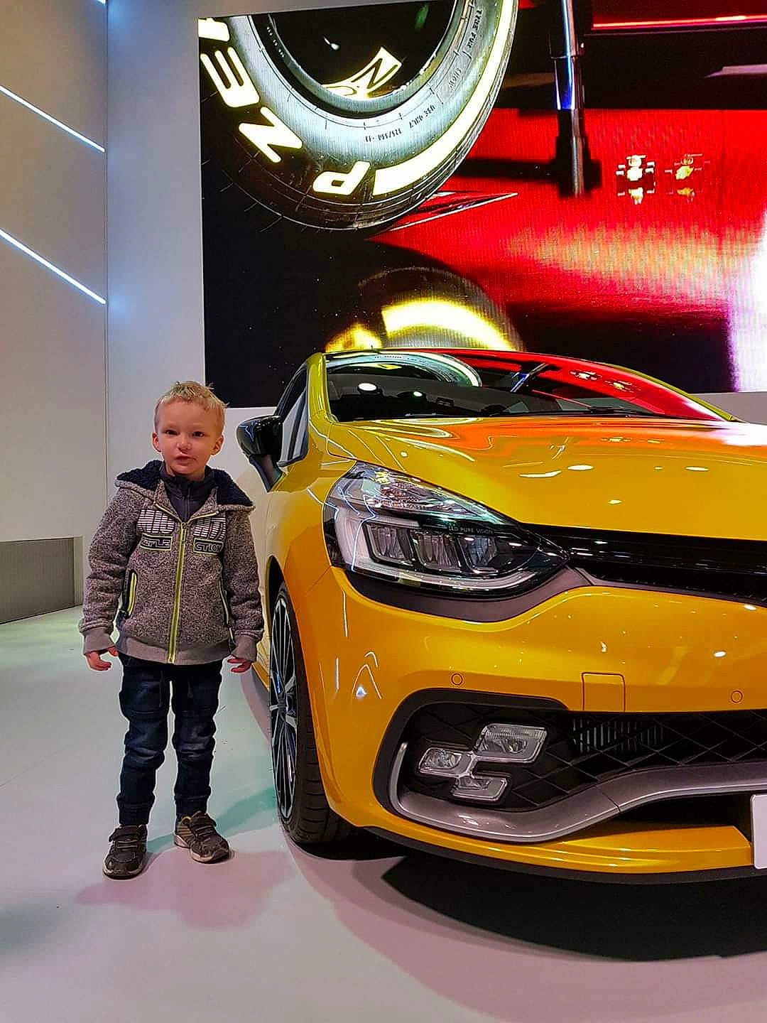 Kylyan a rejoint le concours — aidez-le/la à gagner de superbes lots ! auto_show, automotive_design, automotive_wheel_system, car, car_dealership, city_car, compact_car, concept_car, exhibition, hatchback, hot_hatch, land_vehicle, mid_size_car, performance_car, person, subcompact_car, vehicle, yellow