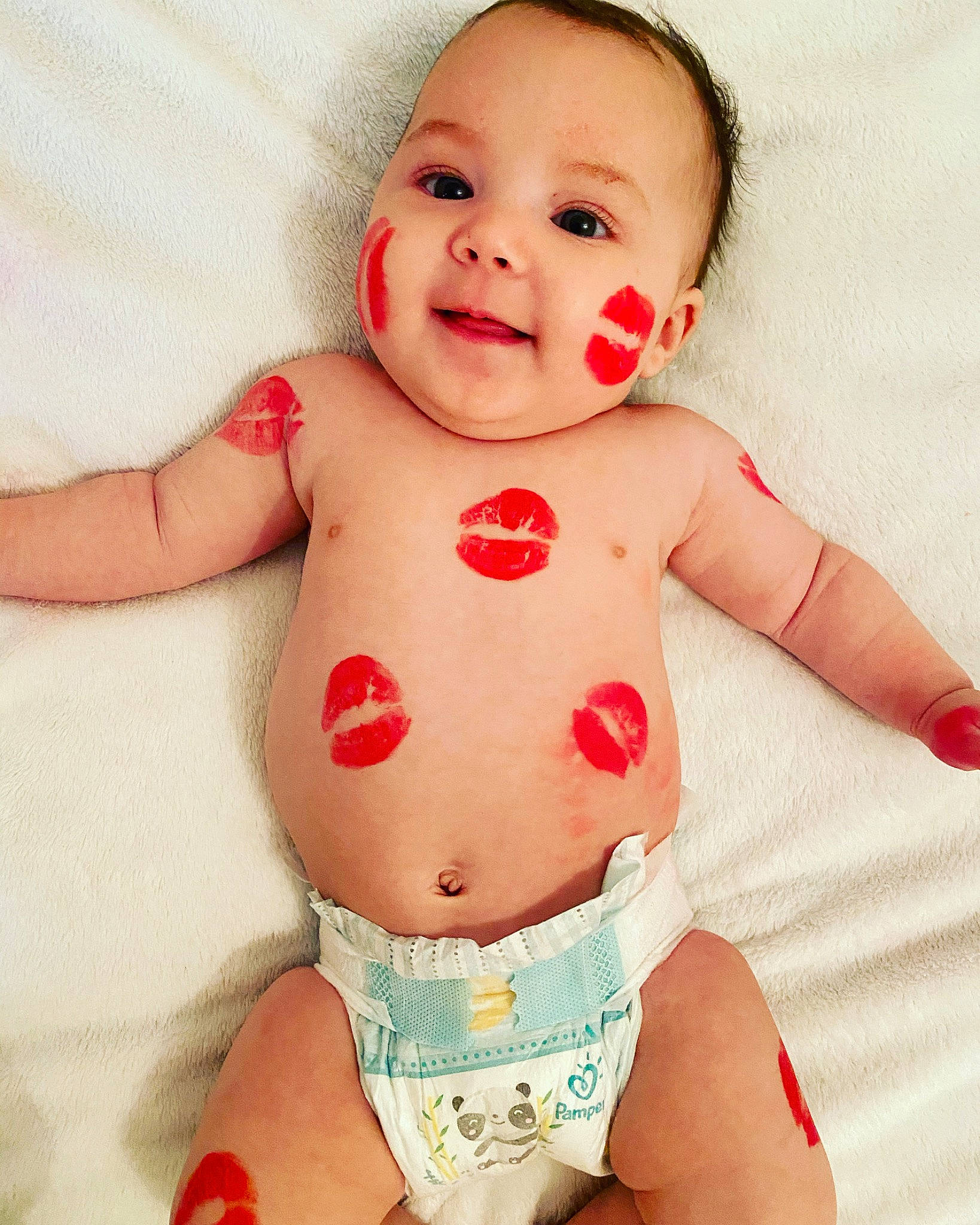 Naïla participe au concours pour gagner de l'argent avec cette photo : arm, baby_toddler_clothing, cheek, eye, face, gesture, happy, head, human_body, leg, neck, nose, organ, person, photograph, pink, skin, sleeve, smile, stomach