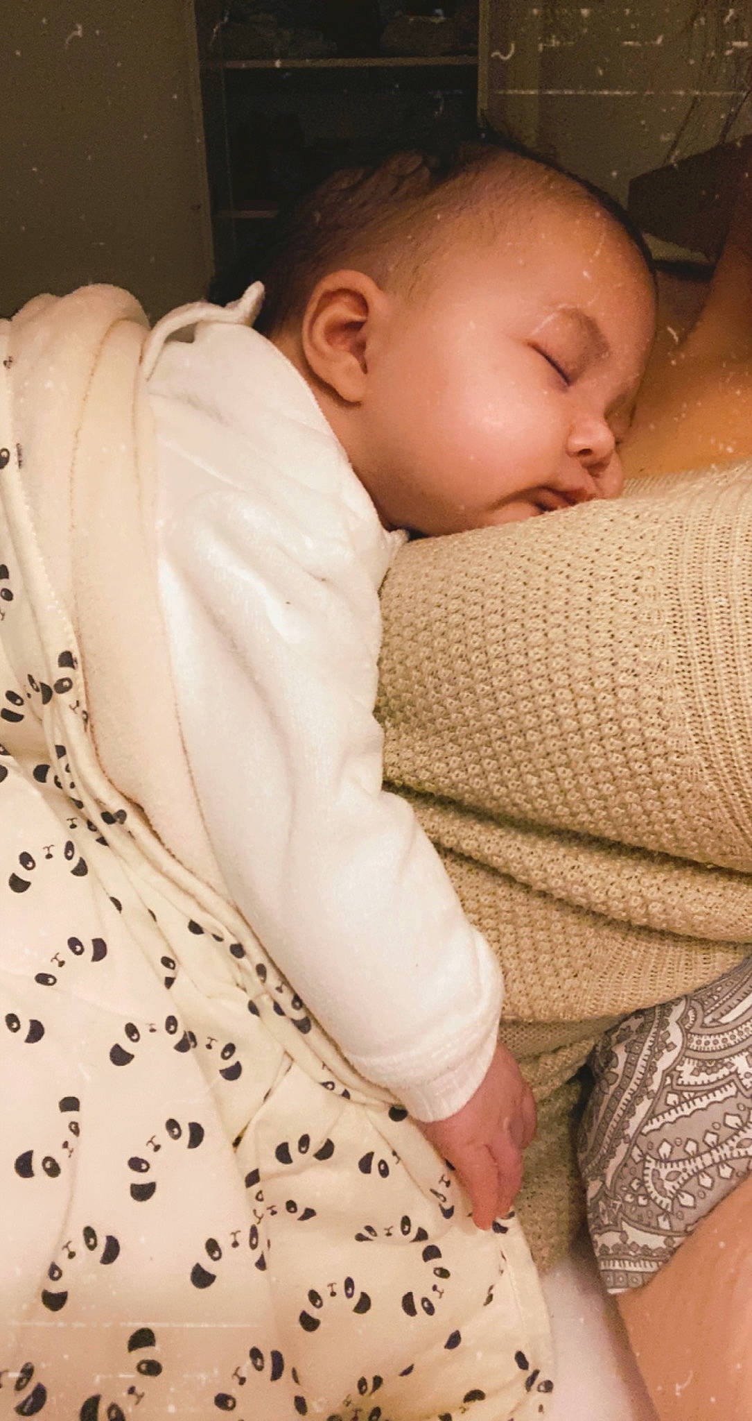 Naïla participe au concours pour gagner de l'argent avec cette photo : baby, baby_sleeping, baby_toddler_clothing, bedding, bedtime, cheek, child, comfort, eyebrow, fur, happy, linens, nap, nose, pattern, person, sitting, skin, sleeve, thumb