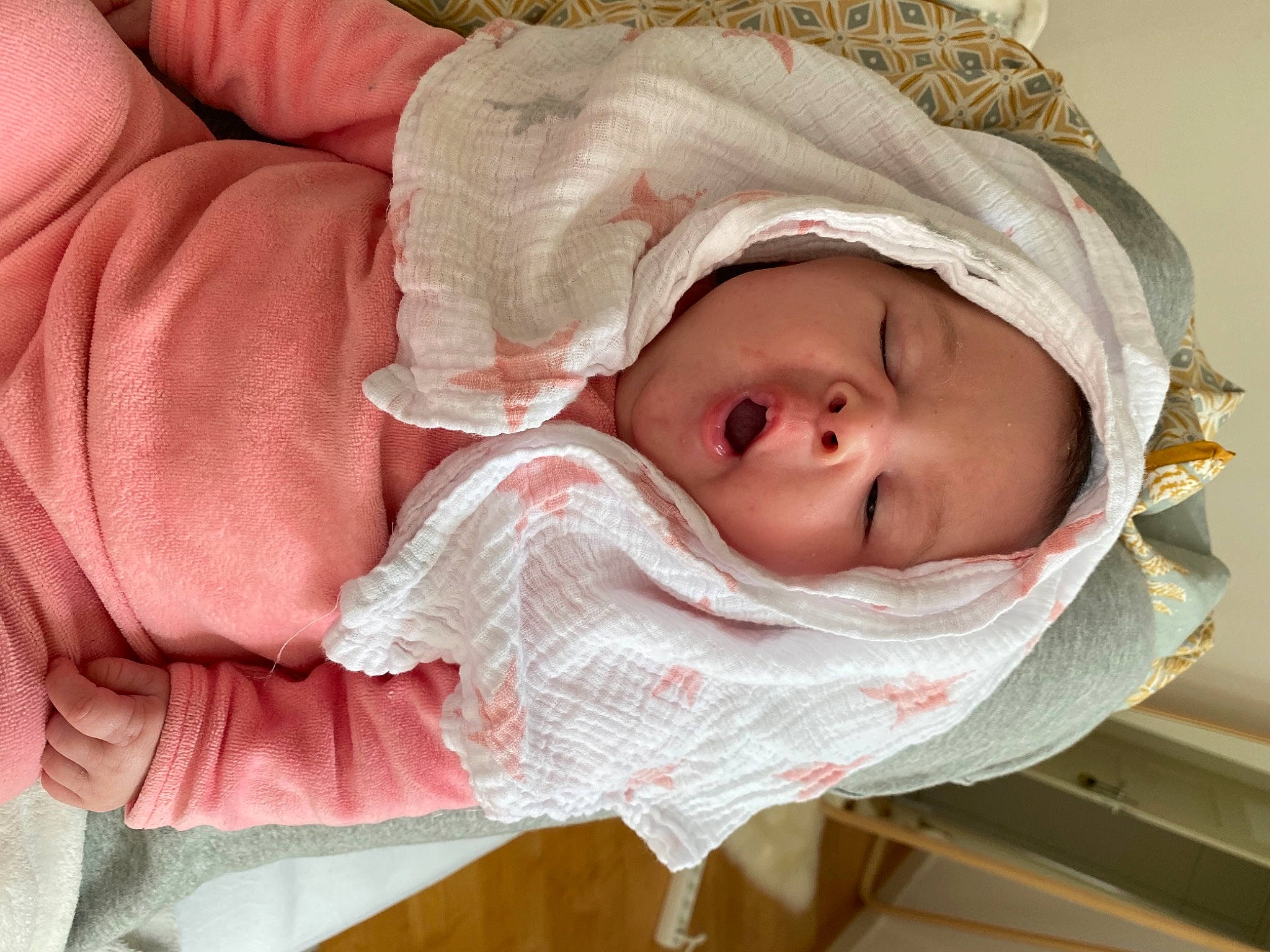 Naïla a rejoint le concours — aidez-le/la à gagner de superbes lots ! baby, baby_products, baby_sleeping, baby_toddler_clothing, bedtime, cheek, child, comfort, ear, eye, eyelash, headwear, iris, linens, lip, nose, person, skin, sleeve, textile