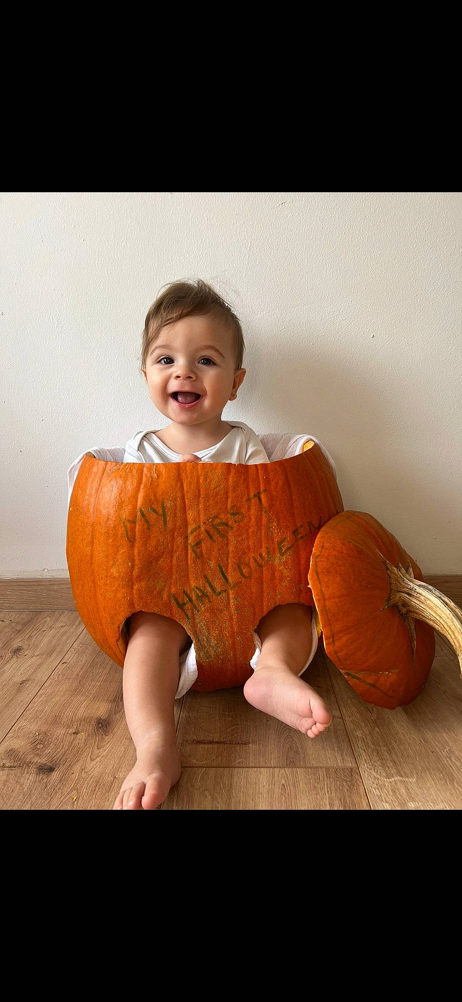 Ismail a rejoint le concours — aidez-le/la à gagner de superbes lots ! baby_toddler_clothing, child, comfort, eye, face, flooring, hairstyle, happy, head, human, joy, knee, leg, orange, person, shorts, skin, sleeve, smile, standing