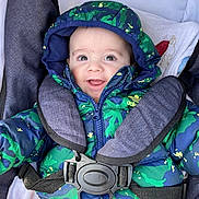 Mylo a rejoint le concours — aidez-le/la à gagner de superbes lots ! baby, blanket, camo_pattern, car_seat, child, cute, eyes, face, green_jacket, happy, harness, hooded_jacket, infant, outerwear, pacifier, portrait, safety_buckle, smiling, stroller, tongue_out