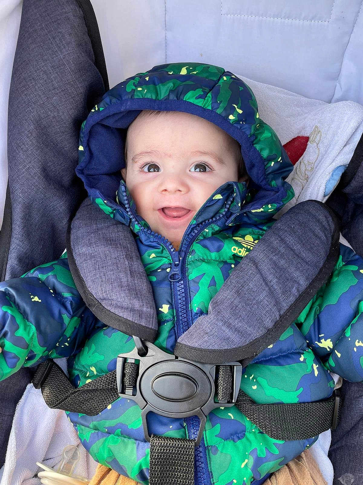 Mylo a rejoint le concours — aidez-le/la à gagner de superbes lots ! baby, blanket, camo_pattern, car_seat, child, cute, eyes, face, green_jacket, happy, harness, hooded_jacket, infant, outerwear, pacifier, portrait, safety_buckle, smiling, stroller, tongue_out
