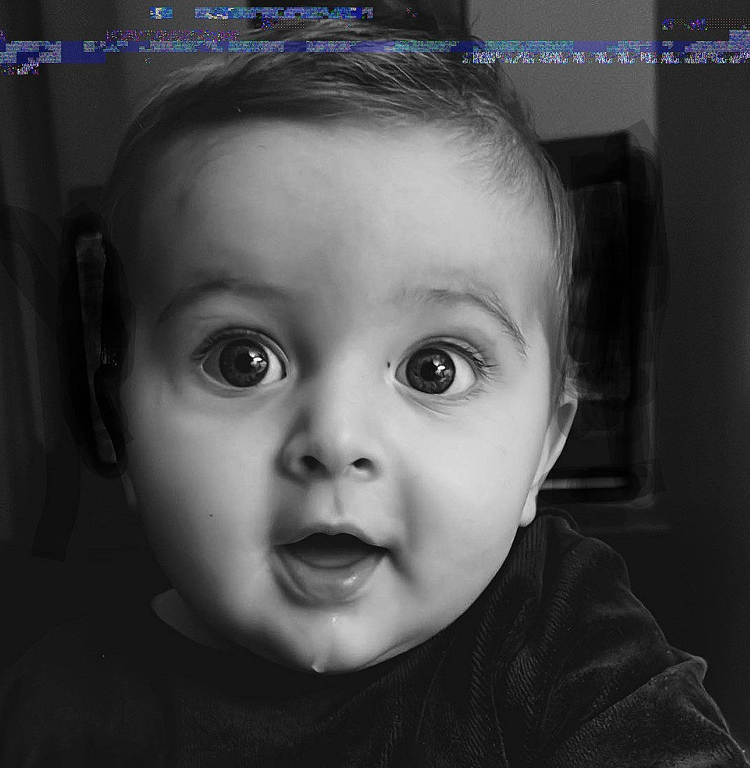 Victor a rejoint le concours — aidez-le/la à gagner de superbes lots ! baby, black, cheek, child, display_device, ear, eyebrow, eyelash, flash_photography, fun, happy, iris, monochrome, monochrome_photography, nose, output_device, person, photograph, smile, surprise