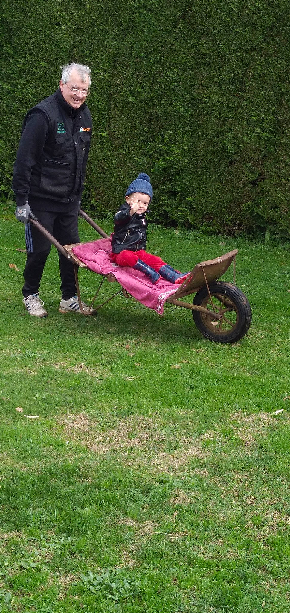 Nolan a rejoint le concours — aidez-le/la à gagner de superbes lots ! automotive_wheel_system, bicycle_accessory, bicycle_helmet, footwear, fun, grass, grassland, headwear, helmet, joy, leisure, people_in_nature, person, plant, recreation, rolling, soil, spoke, tire, toddler