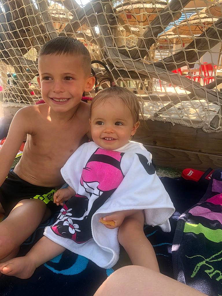 Elena participe au concours pour gagner de l'argent avec cette photo : baby_toddler_clothing, chest, child, eye, facial_expression, fun, hairstyle, happy, human_leg, iris, joy, leg, leisure, mouth, person, recreation, shorts, skin, smile, thigh